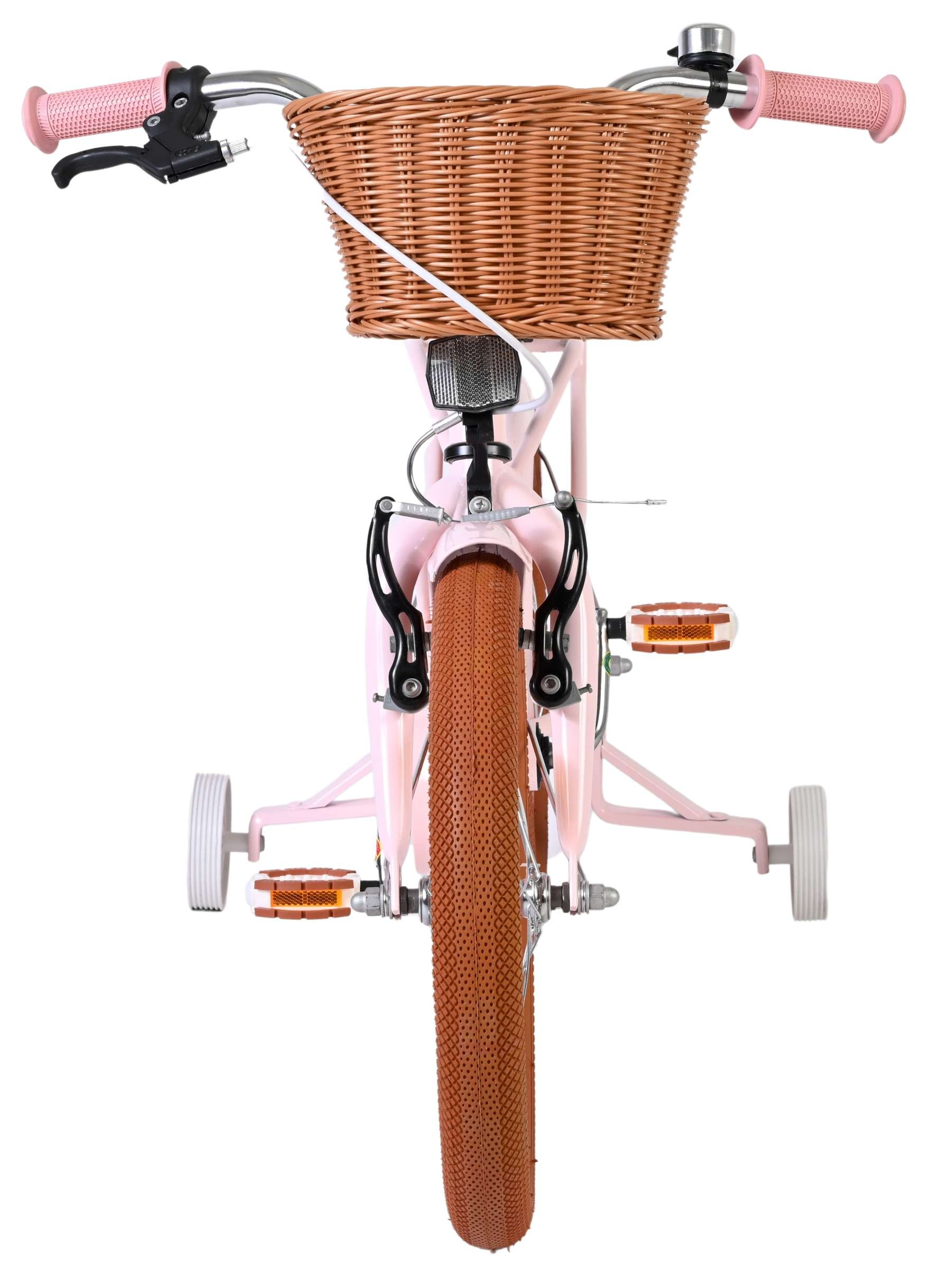 Ein rosa Kinderfahrrad mit braunem Korb, braunen Reifen und Stützrädern.