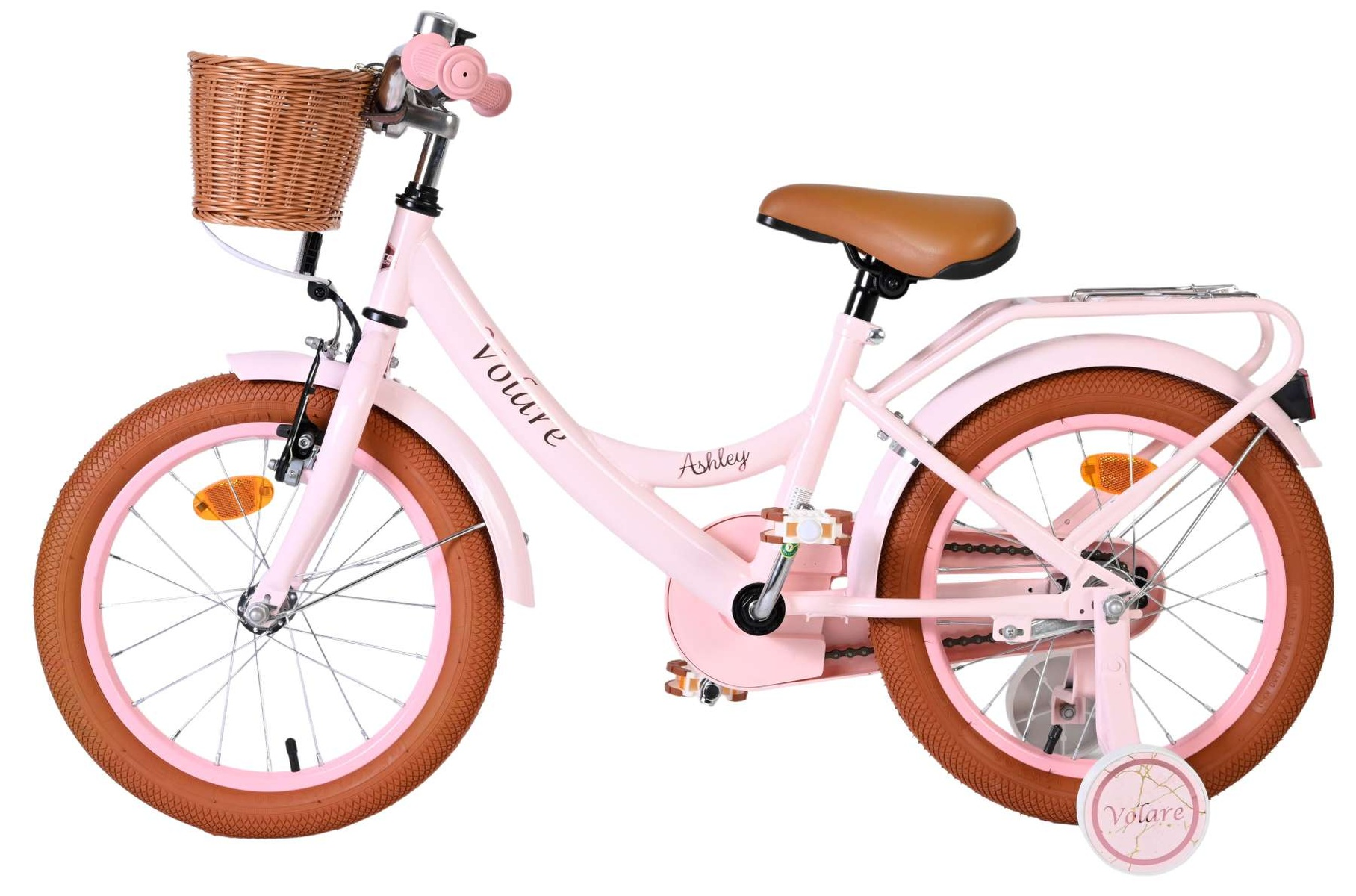 Ein rosafarbenes Kinderfahrrad mit braunen Reifen, einem geflochtenen Korb und Stützrädern.