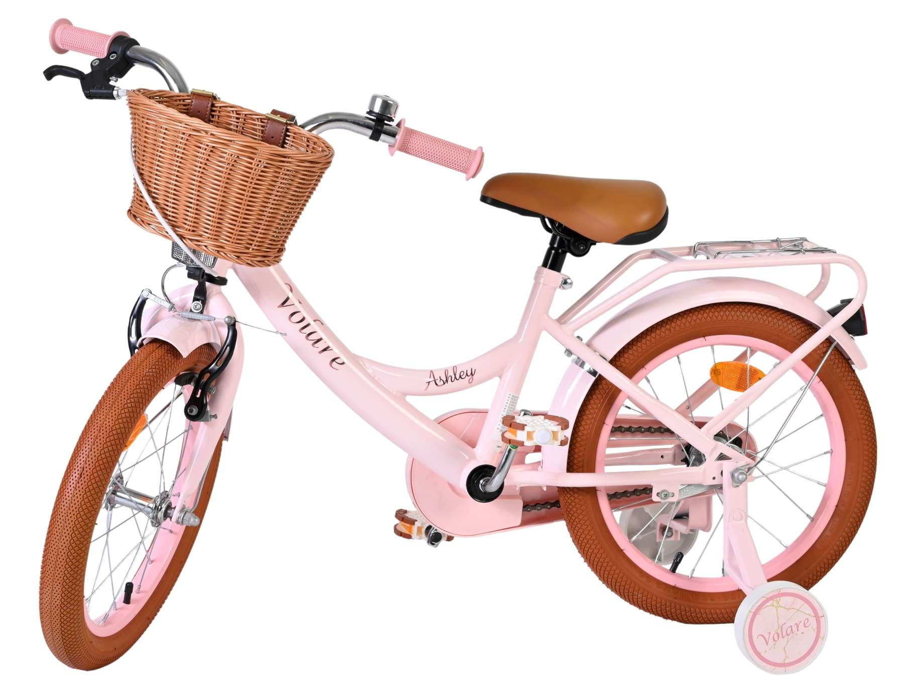 Ein pinkes Fahrrad mit Weidenkorb, braunem Sitz und Stützrädern.