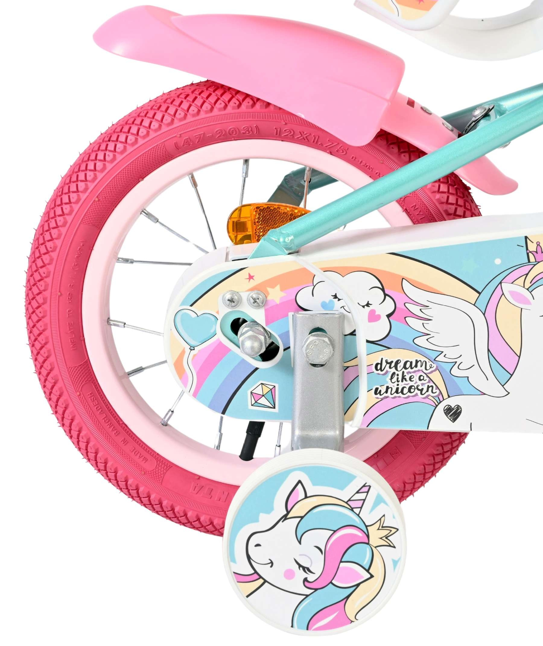 Ein Kinderfahrrad mit rosa Schutzblech und Einhorn-Aufklebern.