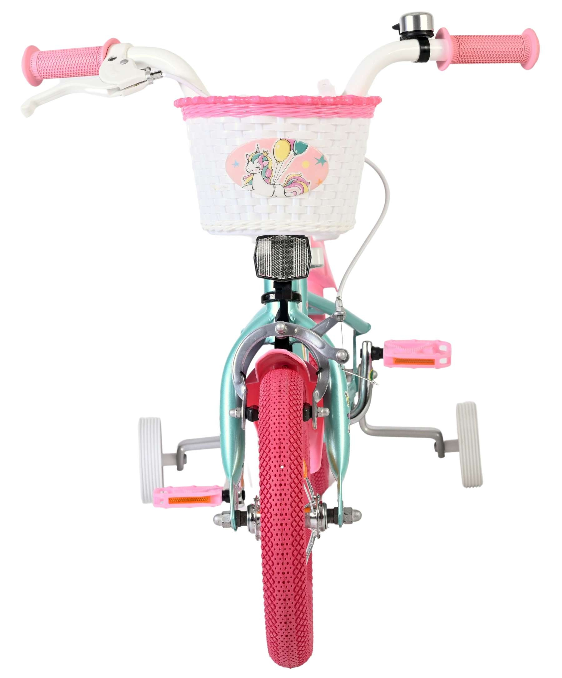 Ein pinkes Kinderfahrrad mit Stützrädern, Lenker und einem Korb mit Einhorn-Aufkleber.