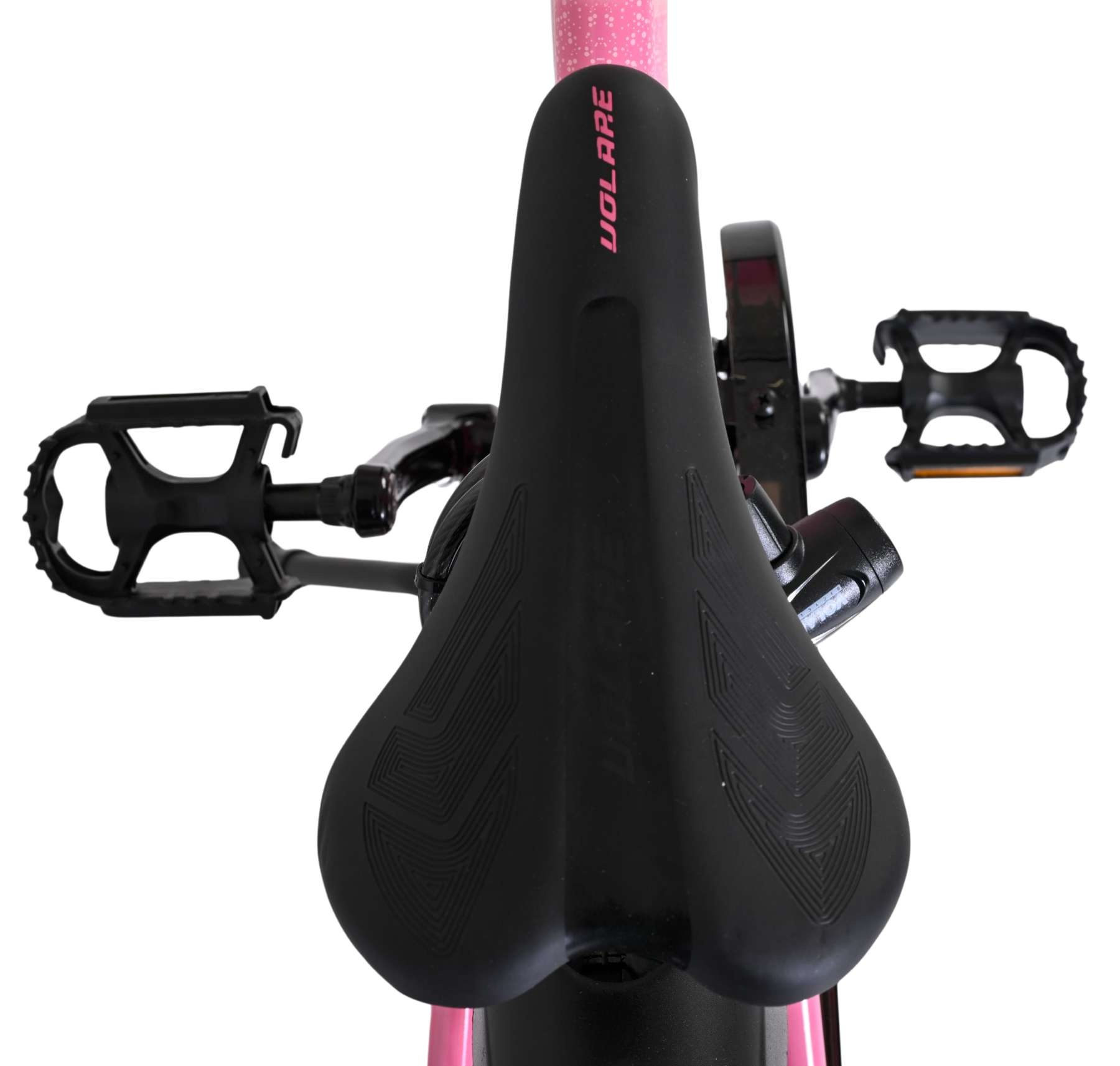 Nahaufnahme eines Fahrradsattels mit Pedalen und einem Teil des Rahmens.