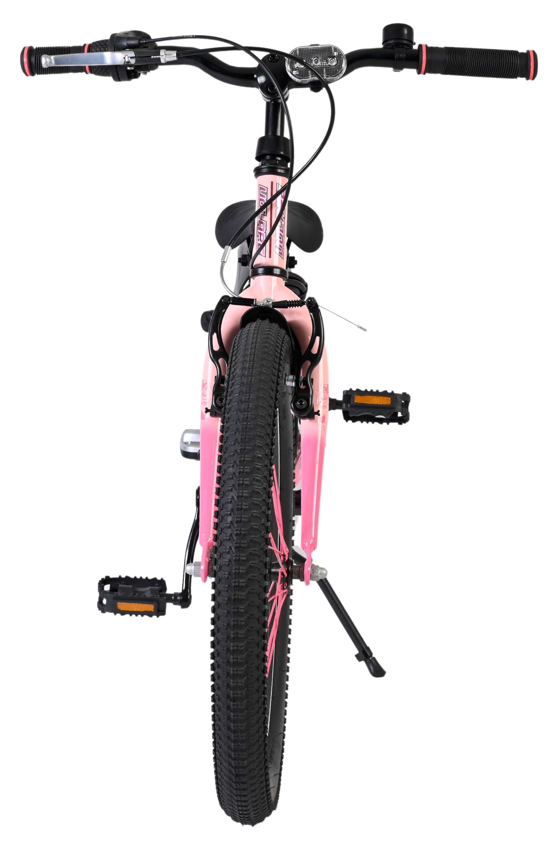 Vorderansicht eines pinkfarbenen Fahrrads mit schwarzen Lenker, Sitz und Pedalen, mit einem schwarzen Reifen und pinkfarbenen Speichen.