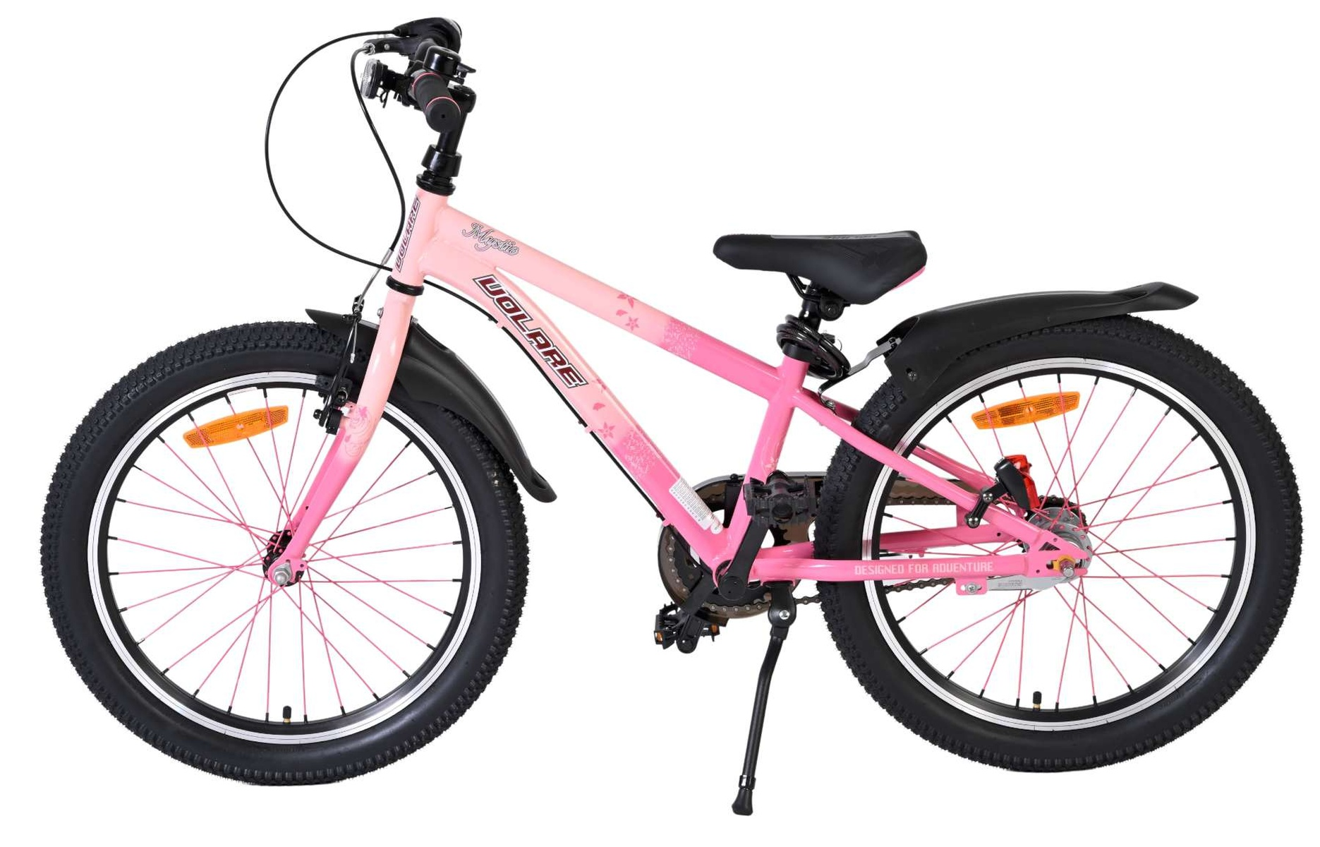 Ein pinkes Kinderfahrrad mit schwarzen Reifen und rosa Speichen.