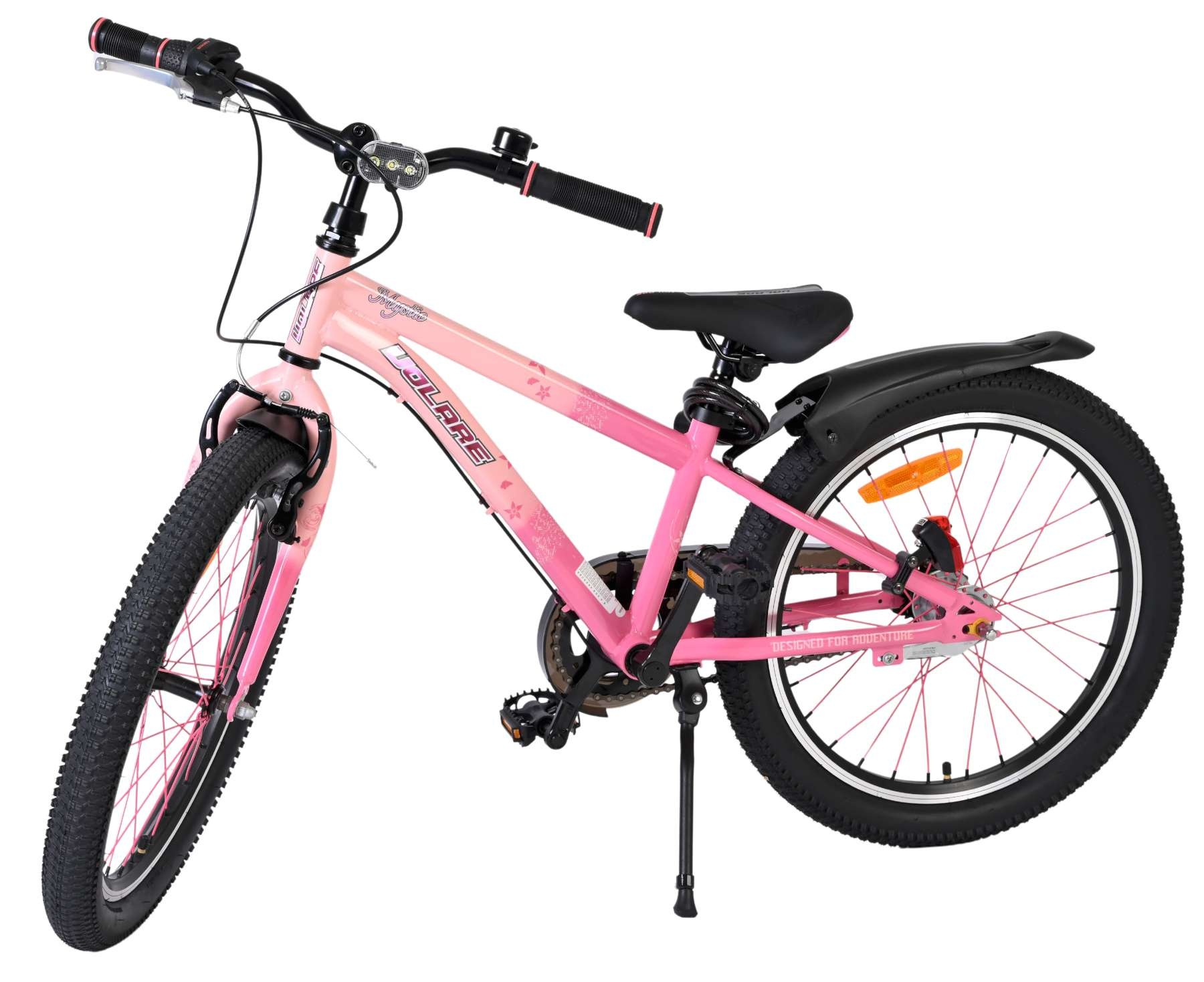 Ein pinkes Mädchenfahrrad mit schwarzem Sattel, Reifen und Griffen.