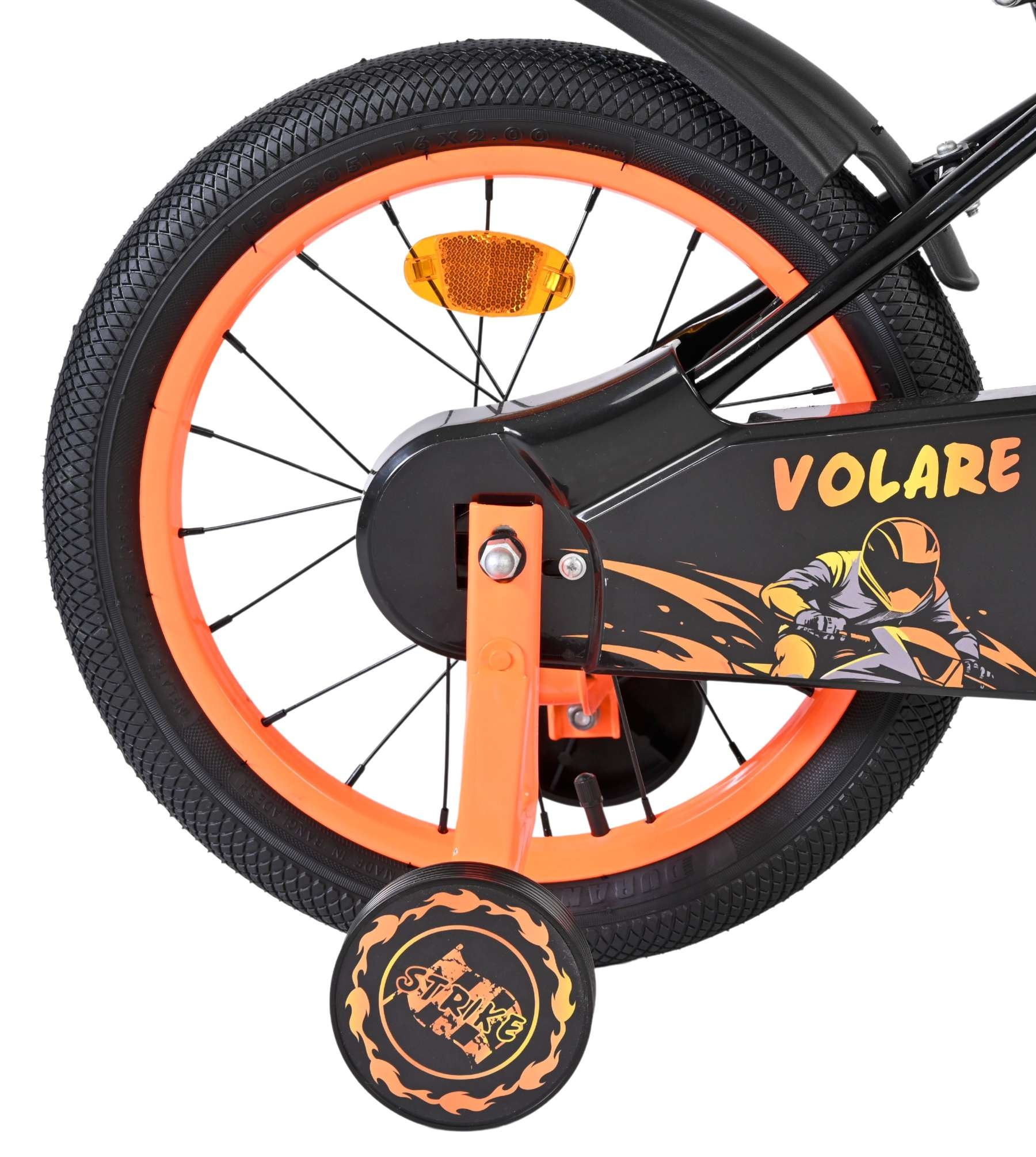 Kinderrad mit orangenem Felgenrand, Stützrädern und Rennfahrer-Aufkleber.