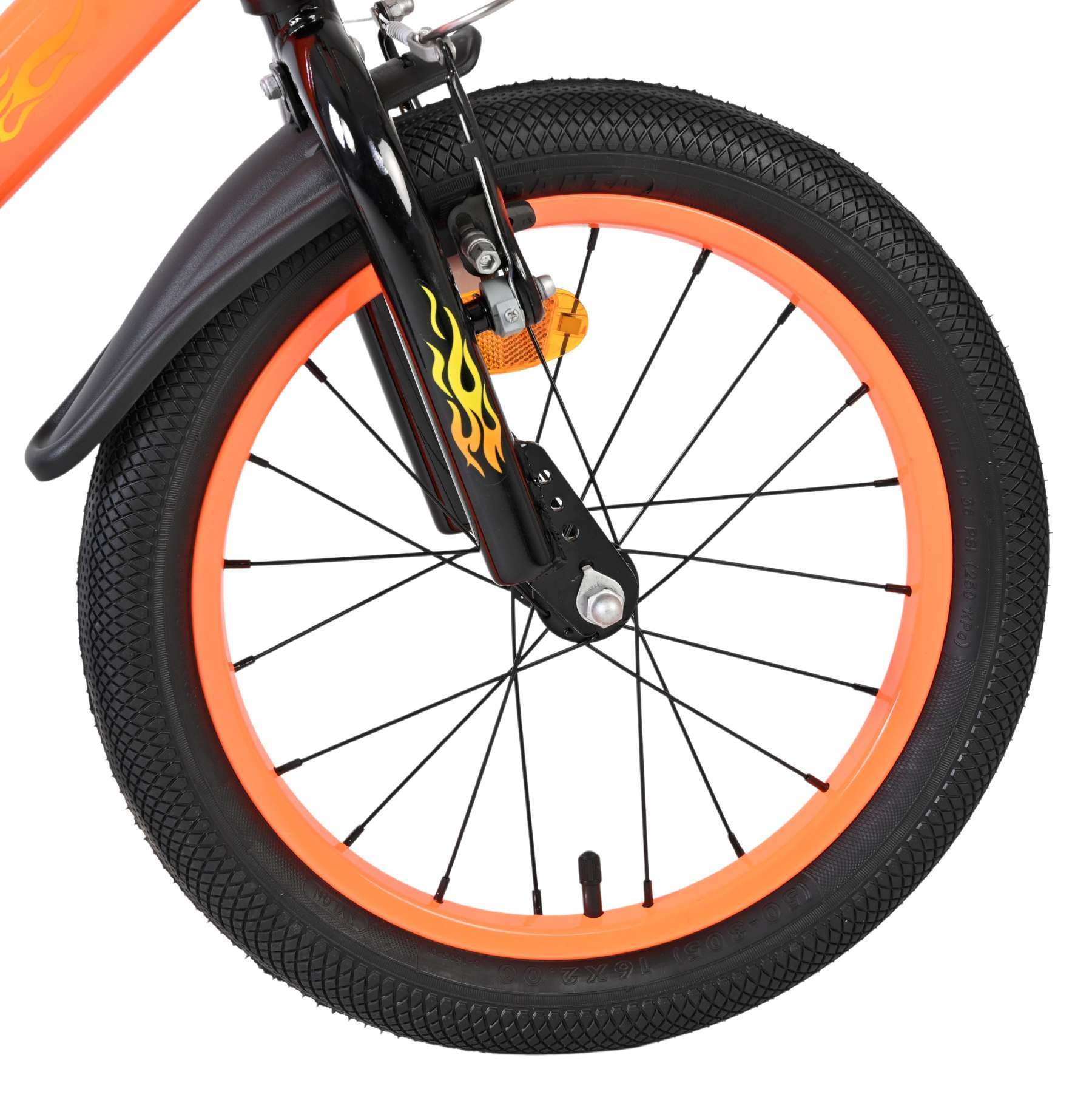 Nahaufnahme eines Fahrradrads mit orangem Felge, schwarzem Reifen und Flammenaufklebern an der Gabel.