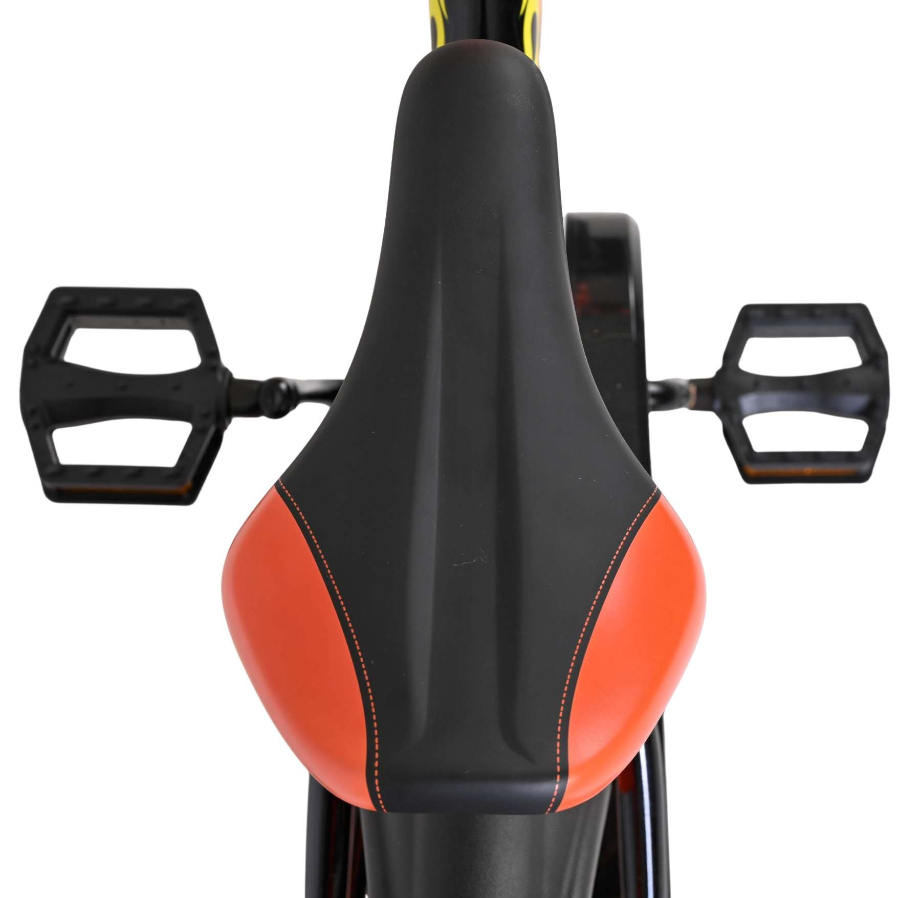 Schwarzer Fahrradsitz mit orangefarbenen Seiten und schwarzen Pedalen.
