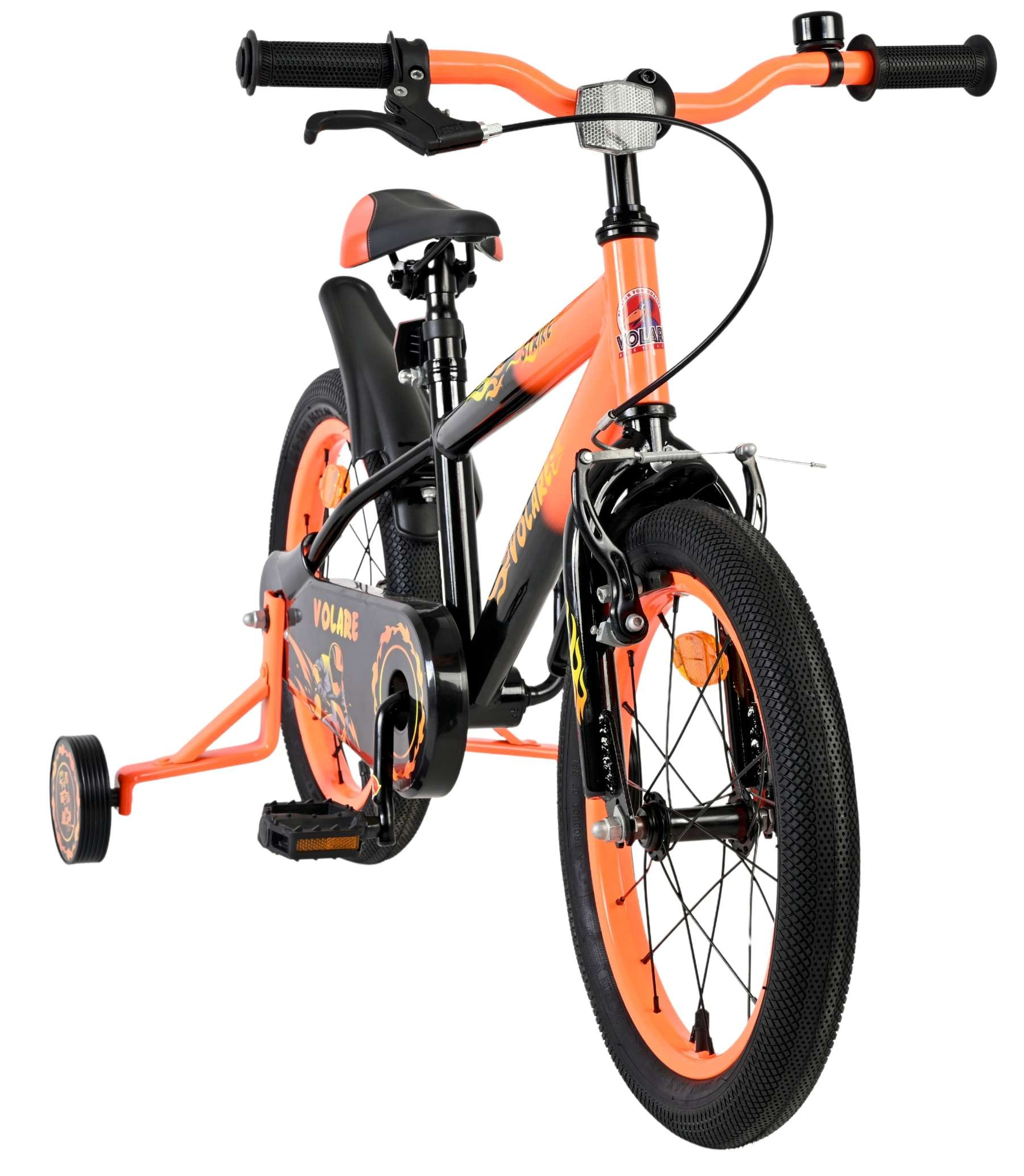 Ein orangefarbenes Kinderfahrrad mit Stützrädern, schwarzem Sattel undFlammendekor.