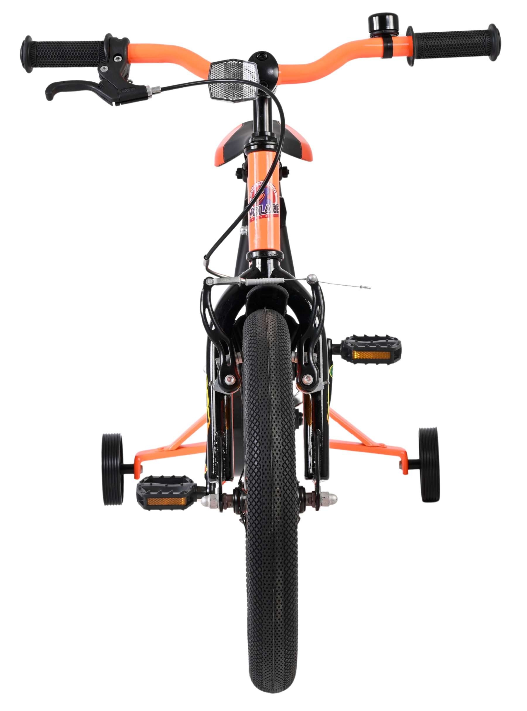 Ein orangefarbenes Kinderfahrrad mit Stützrädern, Vorderreifen und Lenker.