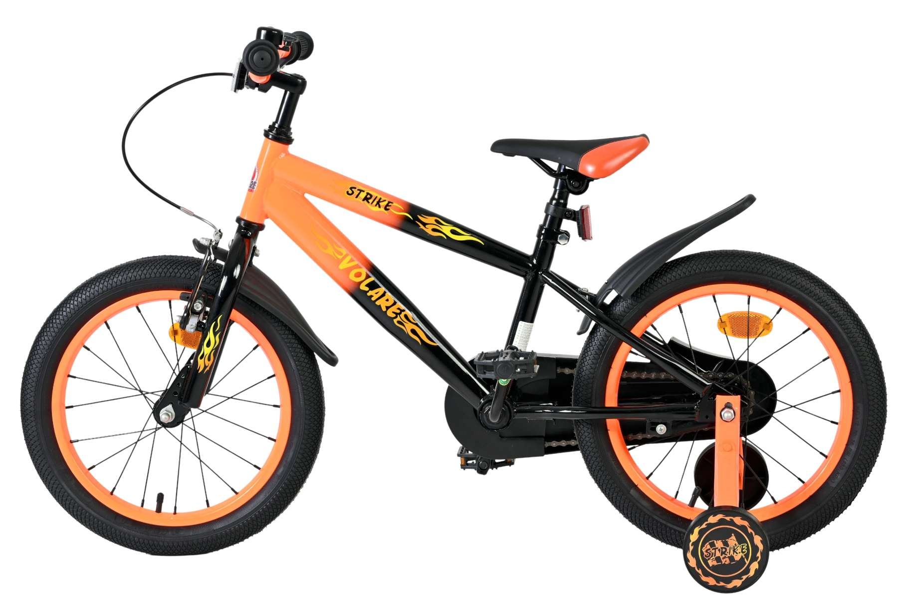 Ein orange-schwarzes Kinderfahrrad mit Flammen-Aufklebern und Stützrädern.