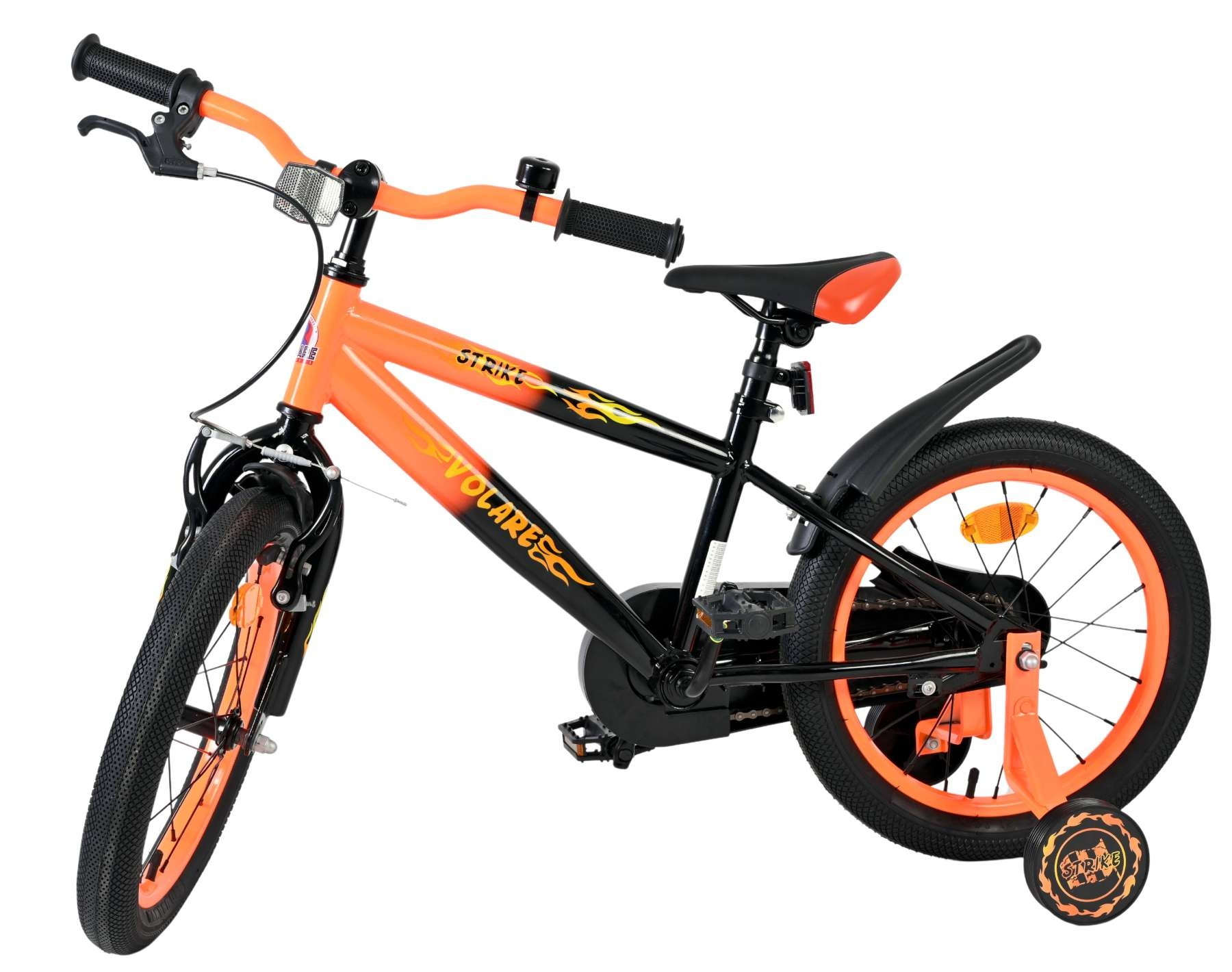 Ein orange-schwarzes Kinderfahrrad mit Stützrädern und Flammen-Aufklebern.