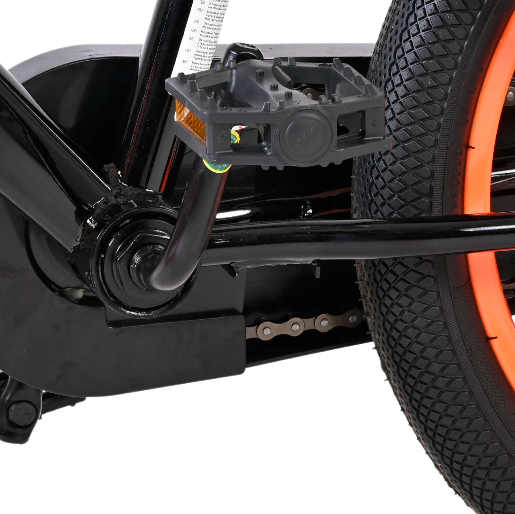 Nahaufnahme des Fahrradpedals, der Kette und des orangefarbenen Rads.