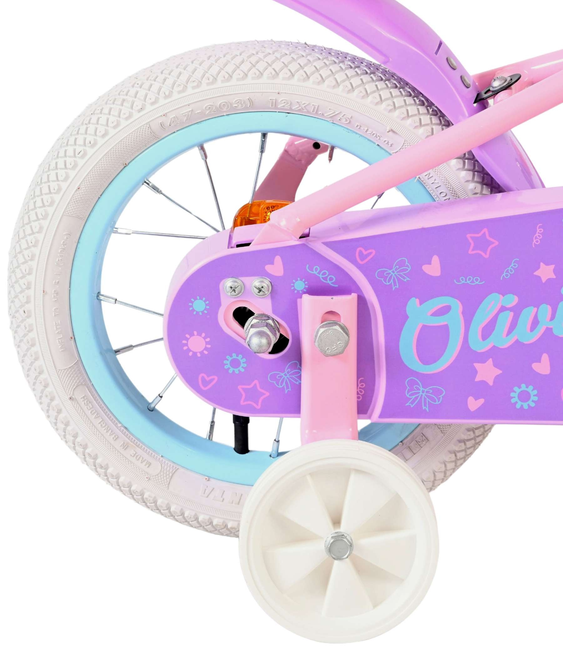 Ein lila Kinderfahrrad mit Stützrädern, weißem Reifen, hellblauem Felgenband und dem Namen Olivia.
