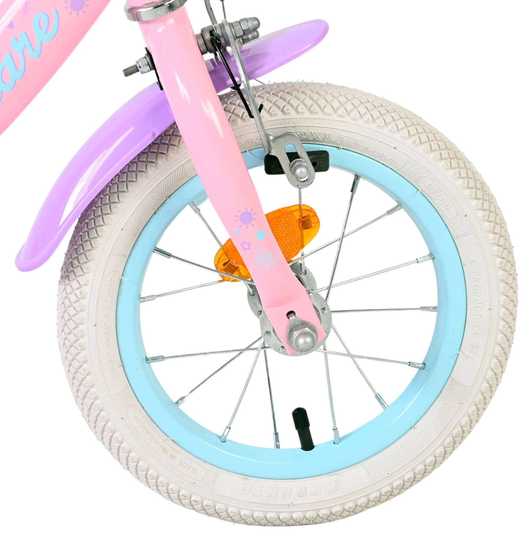 Ein rosafarbenes Fahrrad mit weißen Reifen, blauem Felgenhorn und lila Schutzblech.