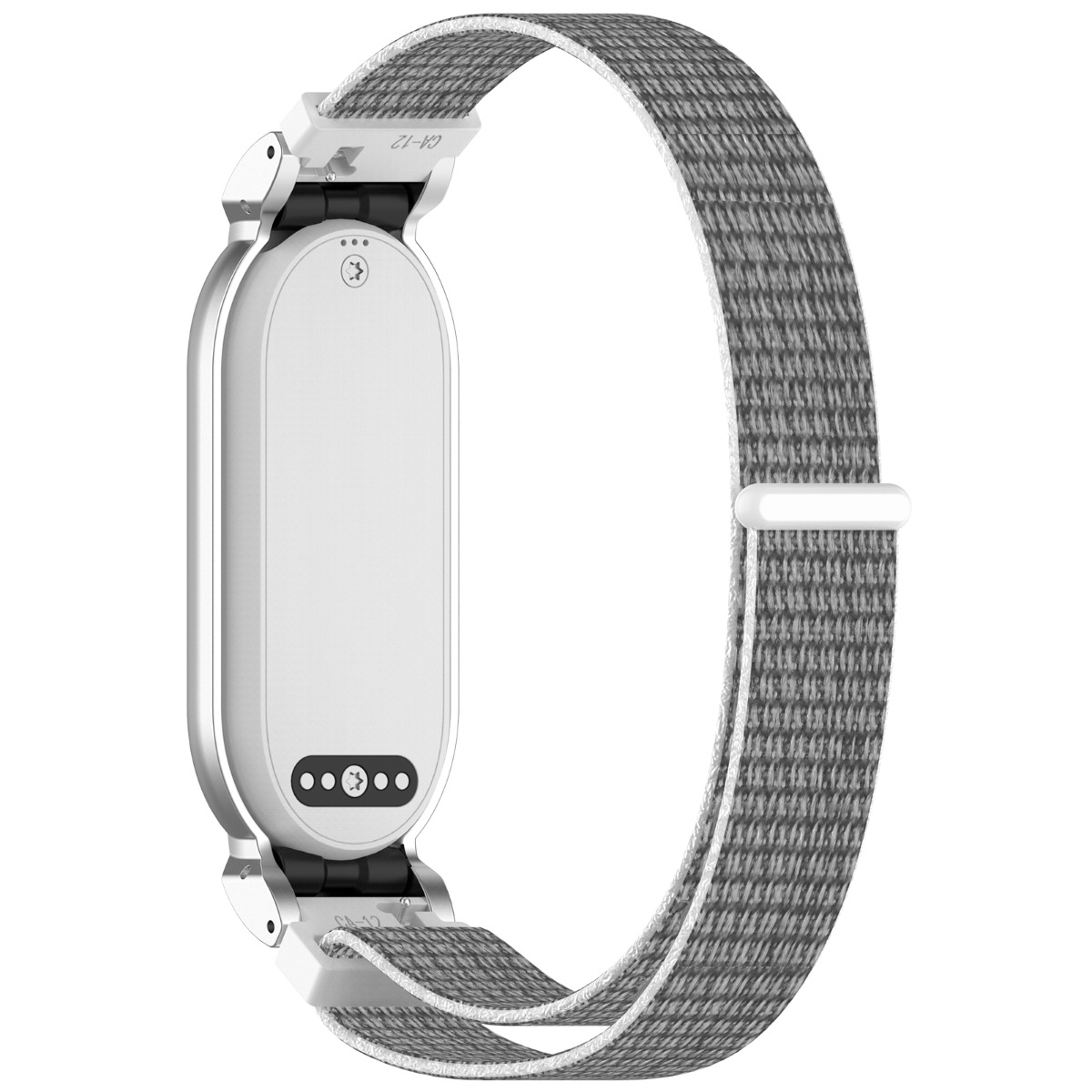 Smartband argentata con display bianco e cinturino in tessuto grigio.