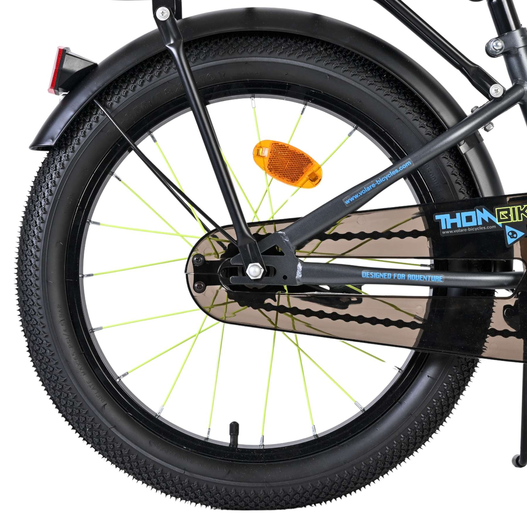 Das Hinterrad eines Fahrrads mit schwarzem Schutzblech, Reflektor und Kettenschutz.