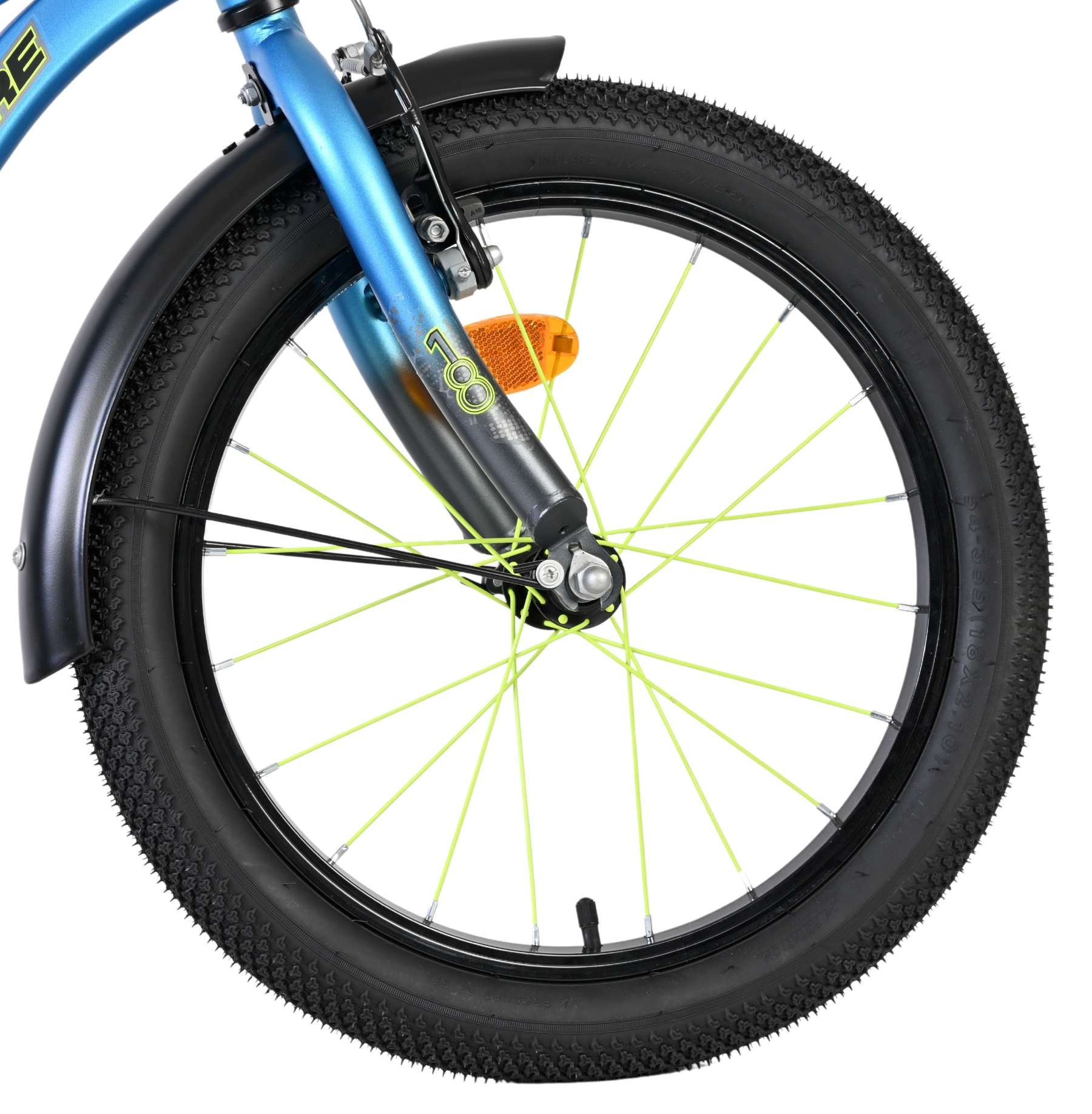 Ein blaues Fahrrad mit schwarzen Schutzblechen und hellgrünen Speichen.