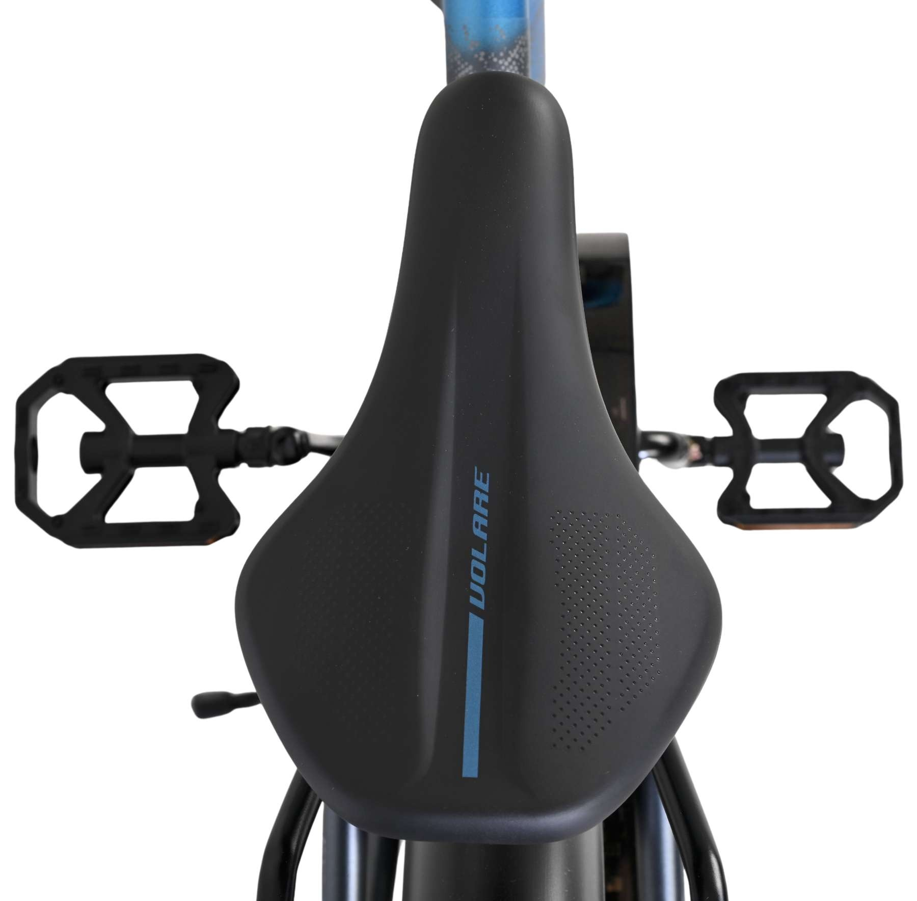 Nahaufnahme eines schwarzen Fahrradsitzes mit blauen Streifen und Pedalen.