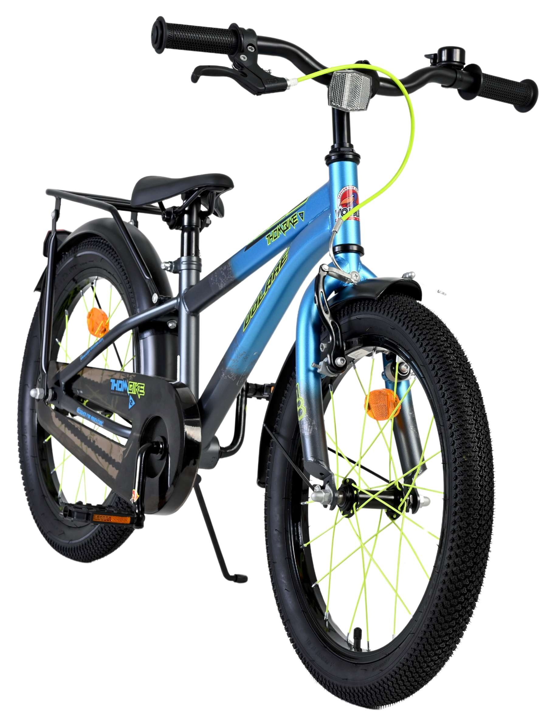 Ein blaues Kinderfahrrad mit schwarzen Reifen und neon-grünen Speichen.