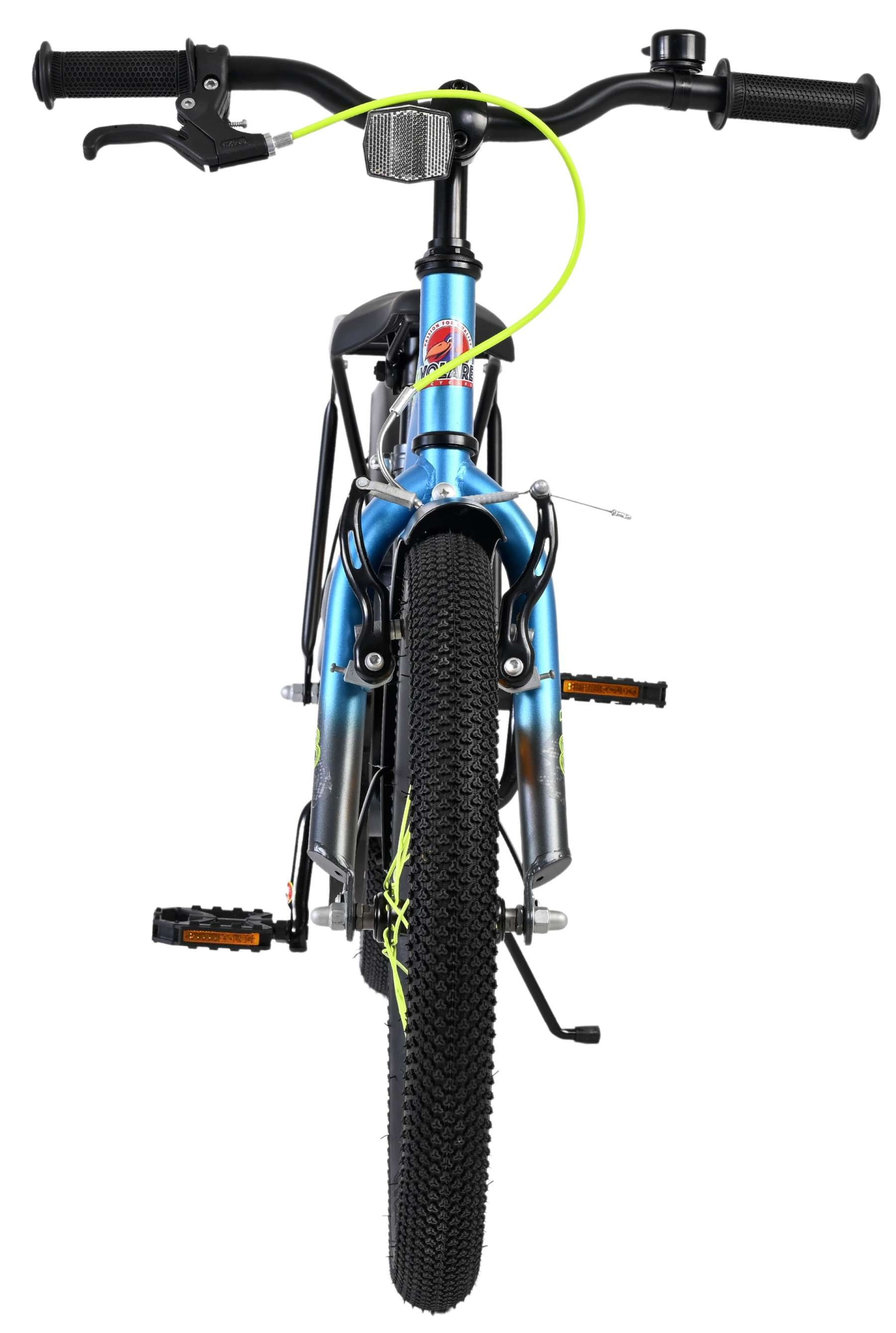 Ein blaues Fahrrad mit schwarzem Lenker, Vorderrad und Pedalen.