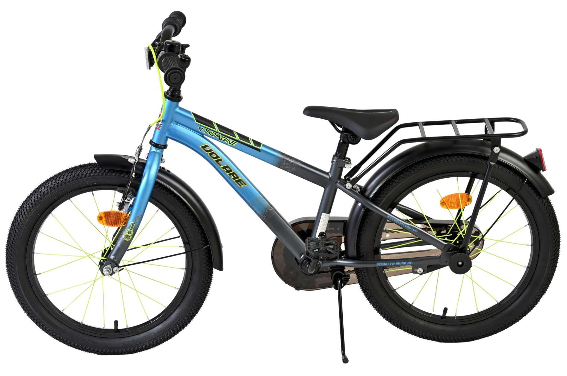 Ein blau-graues Kinderfahrrad mit schwarzem Gepäckträger und Schutzblechen.