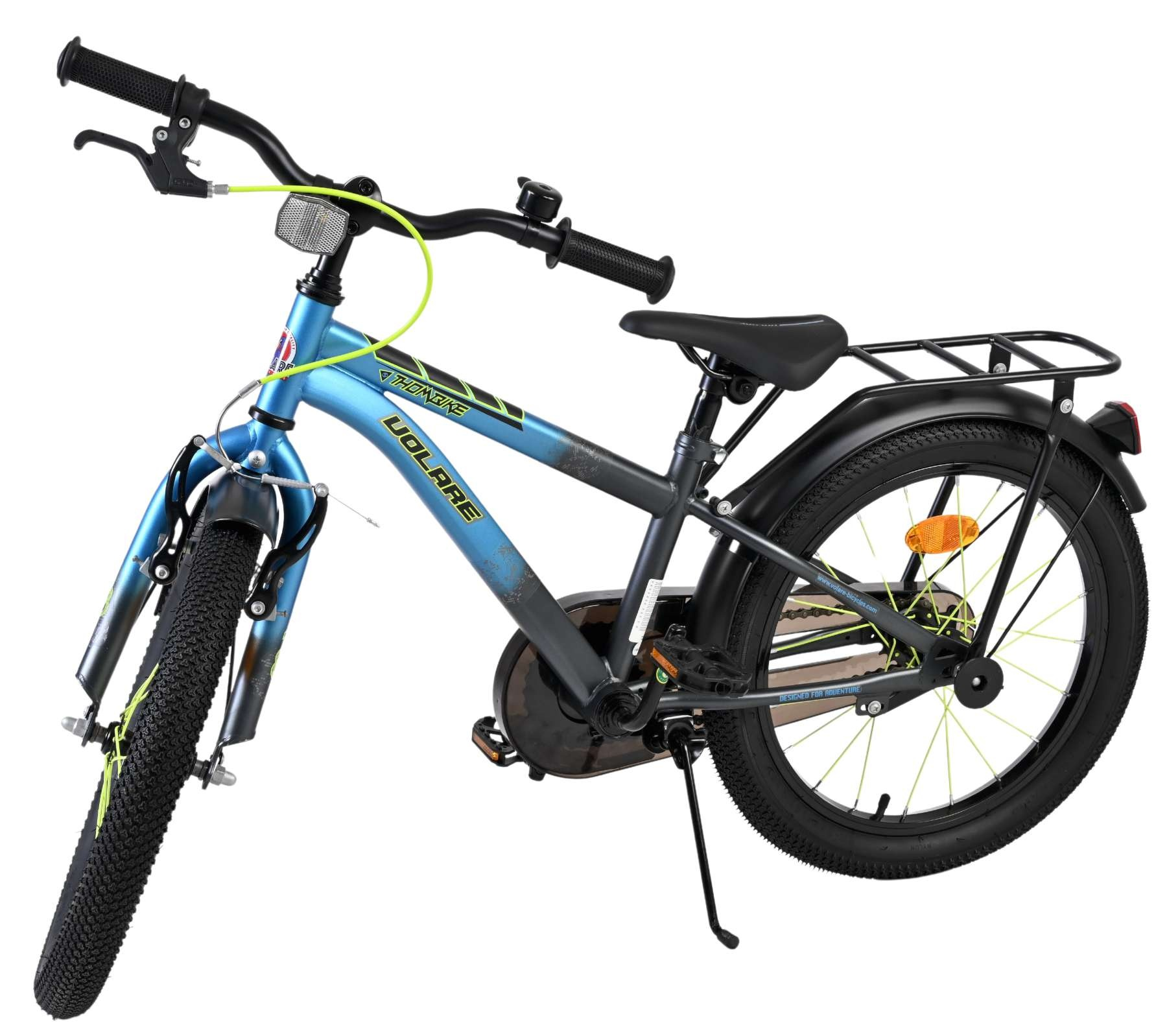 Ein blaues Fahrrad mit schwarzen Reifen, Griffen und Sattel. Es hat einen Gepäckträger.