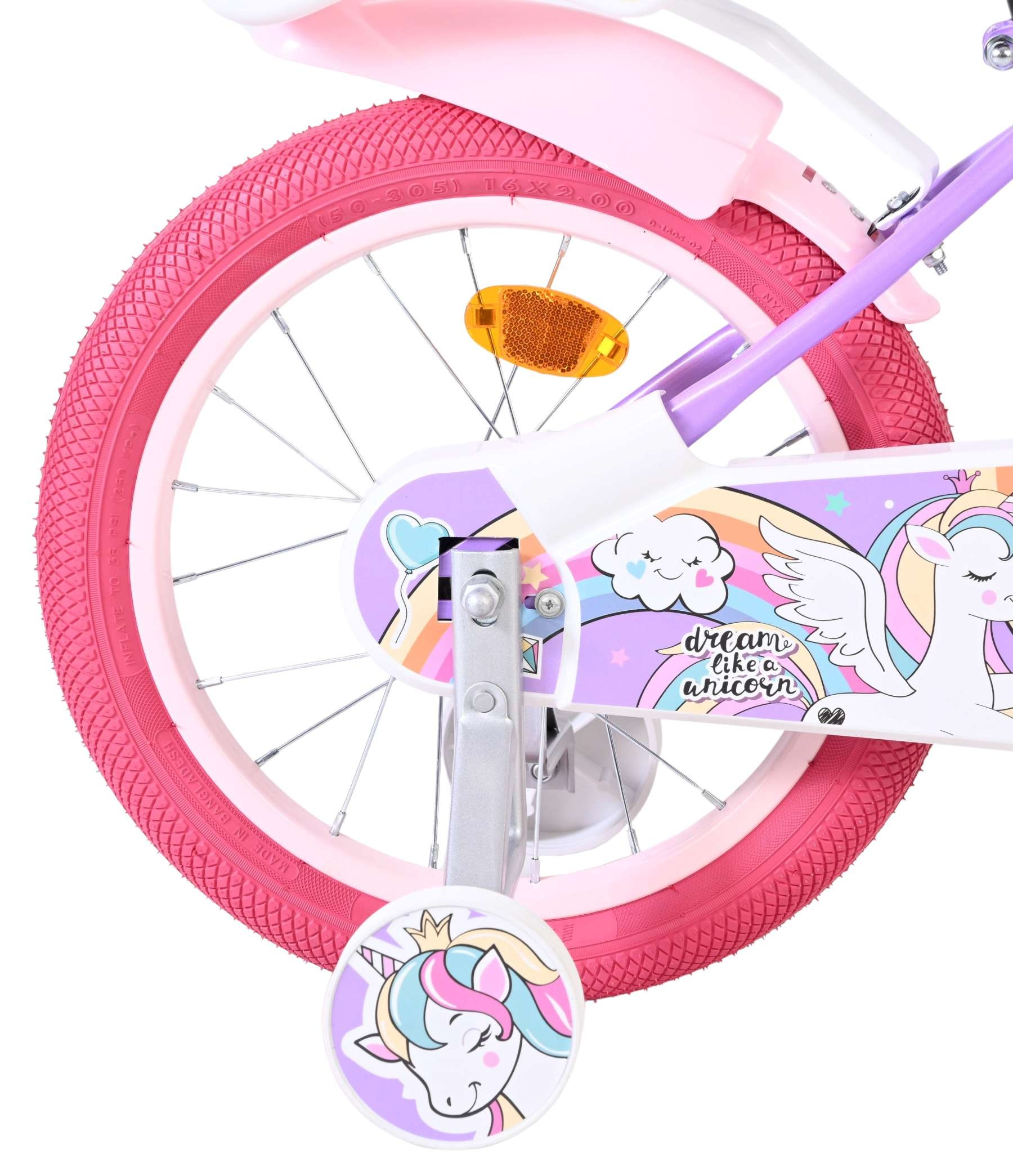 Rosa Fahrradrad mit Einhorn-Aufkleber und Stützrad. Träume wie ein Einhorn.