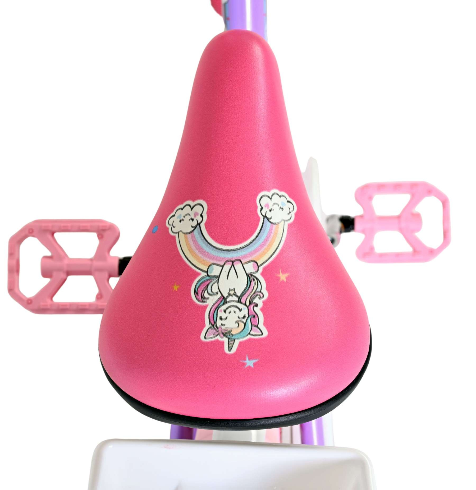 Ein rosafarbener Fahrradsitz mit Einhorn- und Regenbogenaufkleber. Rosa Pedale.