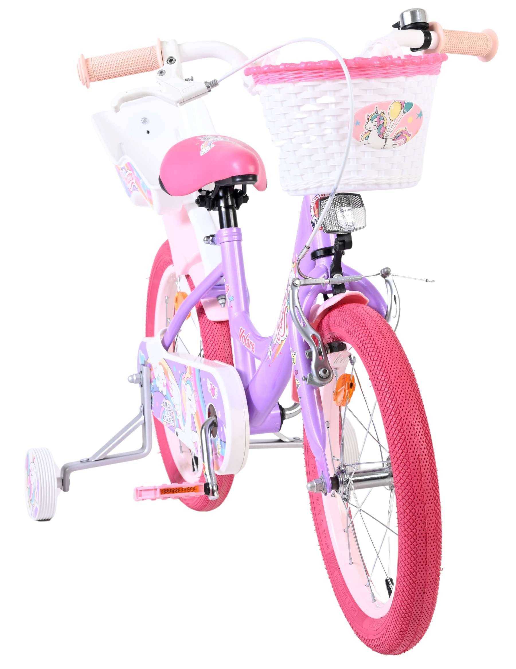 Ein lilafarbenes Kinderfahrrad mit pinken Rädern, Stützrädern und einem Korb.