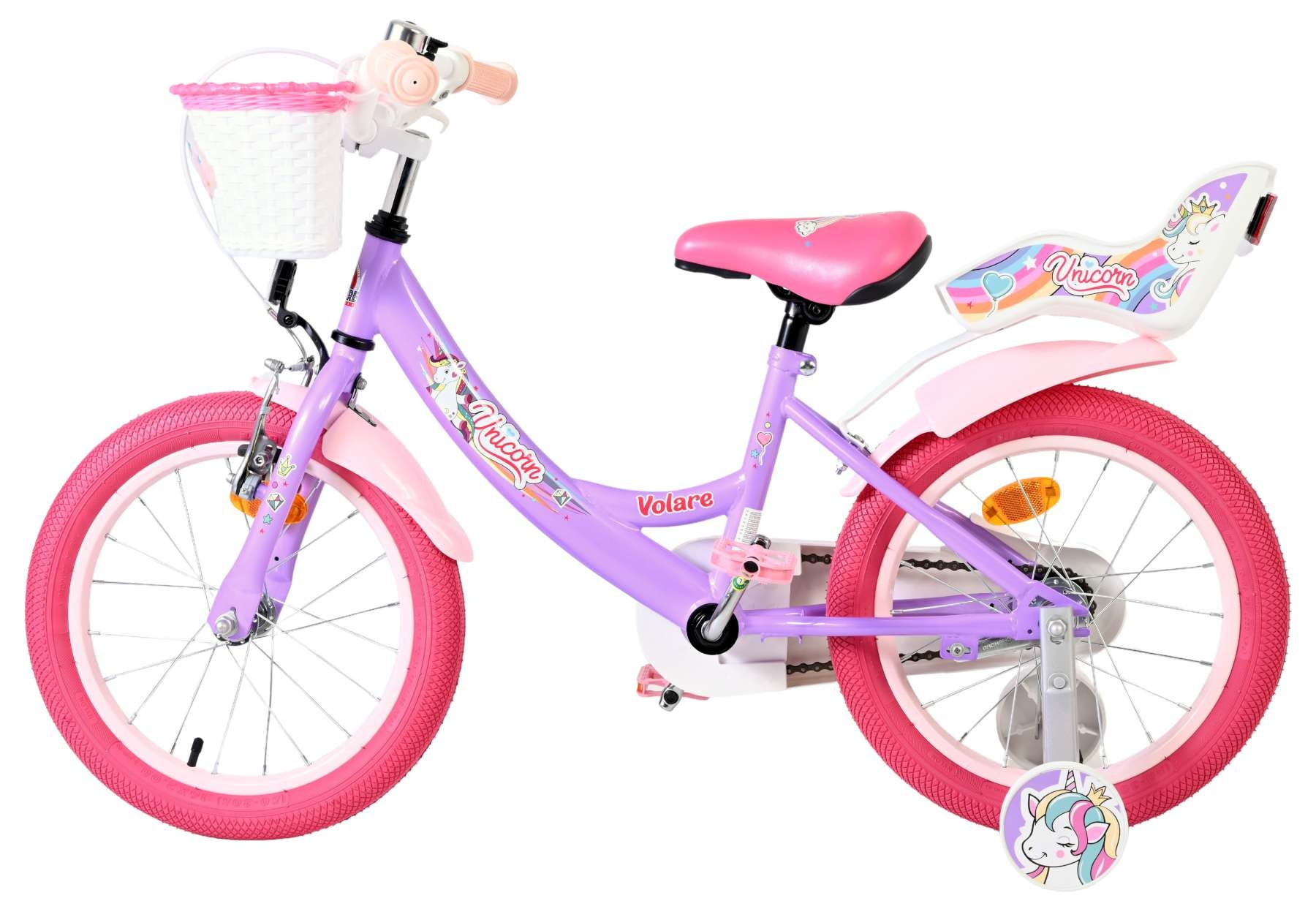Ein lila Kinderfahrrad mit rosa Rädern, einem Korb und Einhorn-Aufklebern.