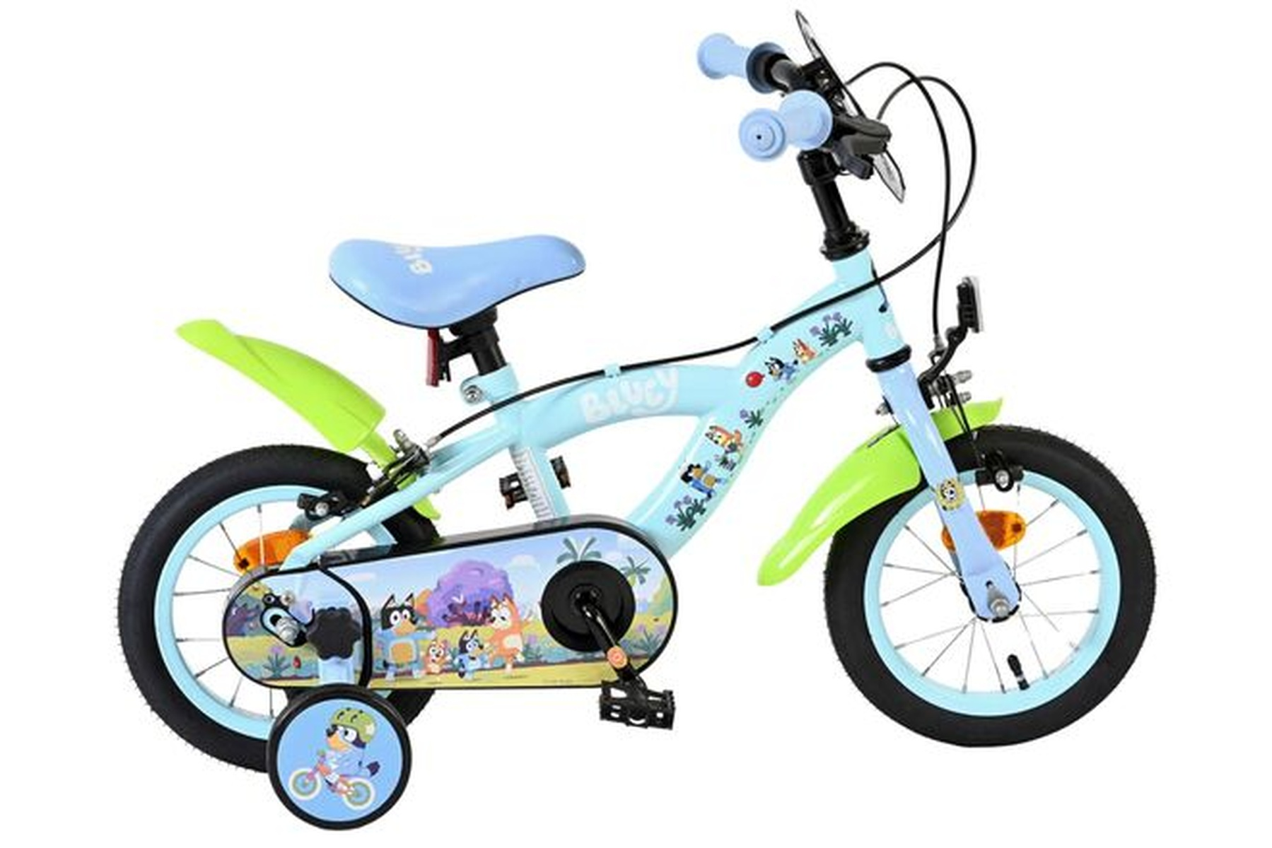 Ein hellblaues Kinderfahrrad mit Stützrädern und Bluey-Motiven.