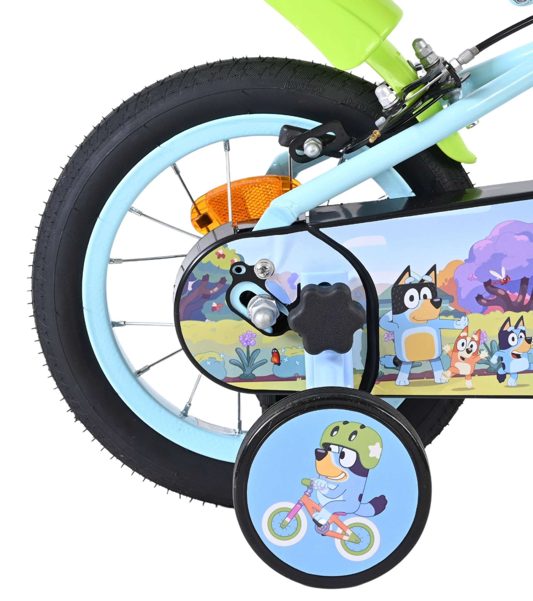 Detail eines Kinderfahrrads mit Bluey-Motiv, Stützrädern und einem blauen Felgenrad.
