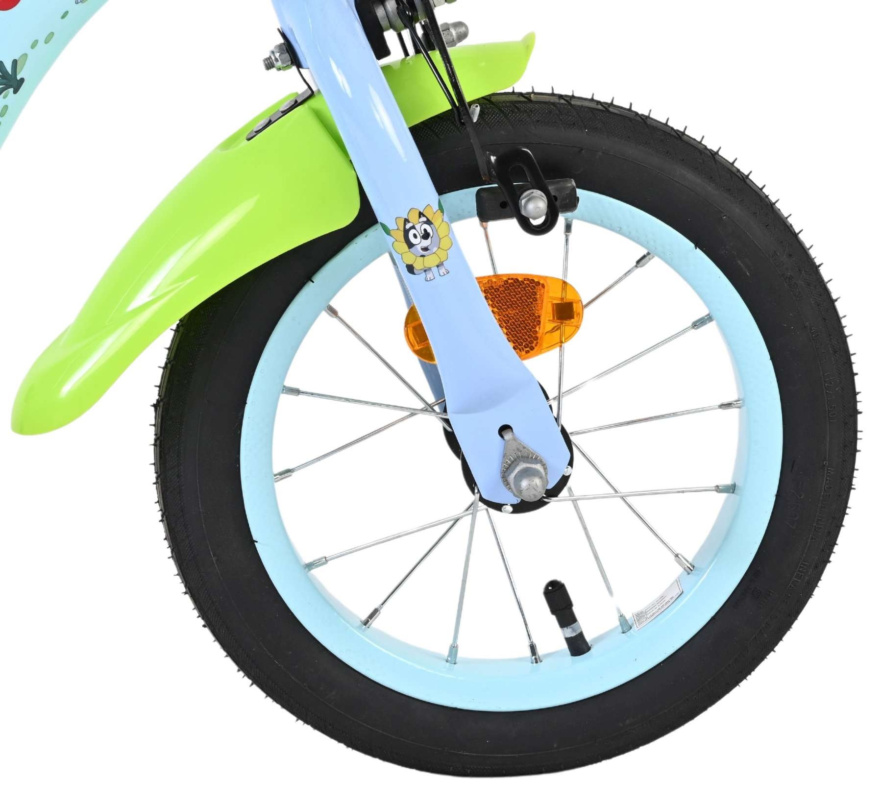 Ein Teil eines Kinderfahrrads mit blauem Rahmen, grüner Schutzblech und Rad.