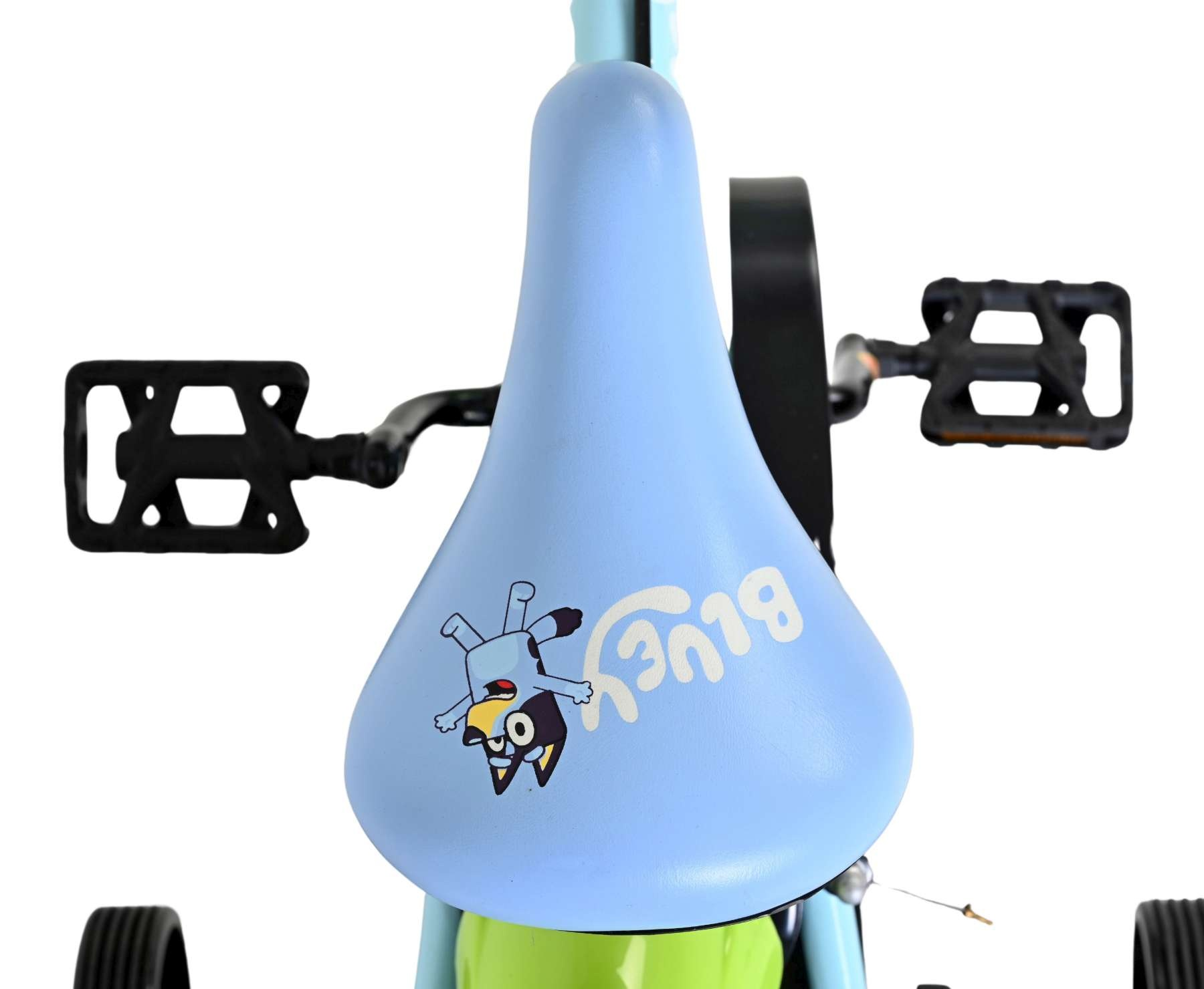 Ein hellblaues Fahrrad mit Bluey-Aufdruck auf dem Sitz und schwarzen Pedalen.