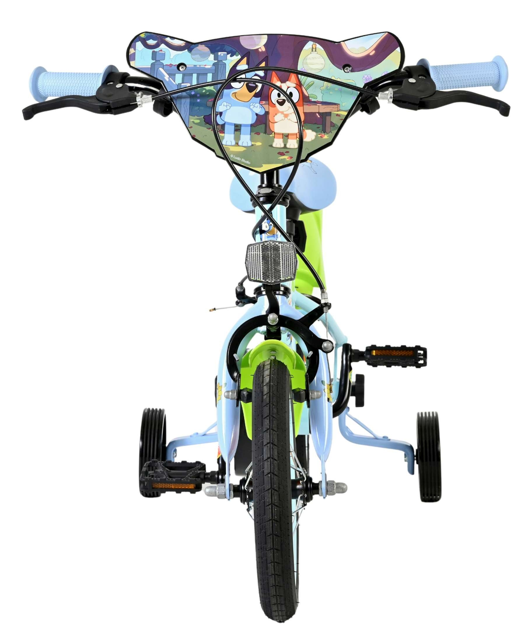 Ein Kinderfahrrad mit Stützrädern und einer "Bluey"-Grafik auf dem Lenker.