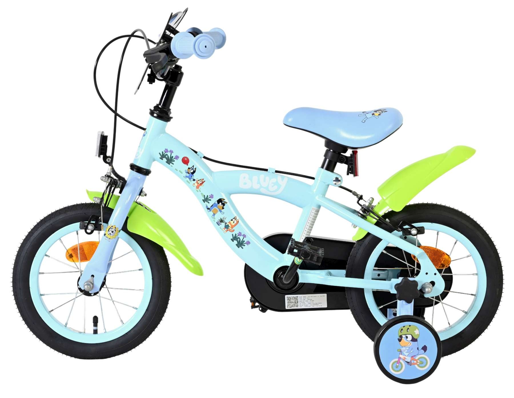 Ein hellblaues Kinderfahrrad mit grünen Schutzblechen und Bluey-Motiven.