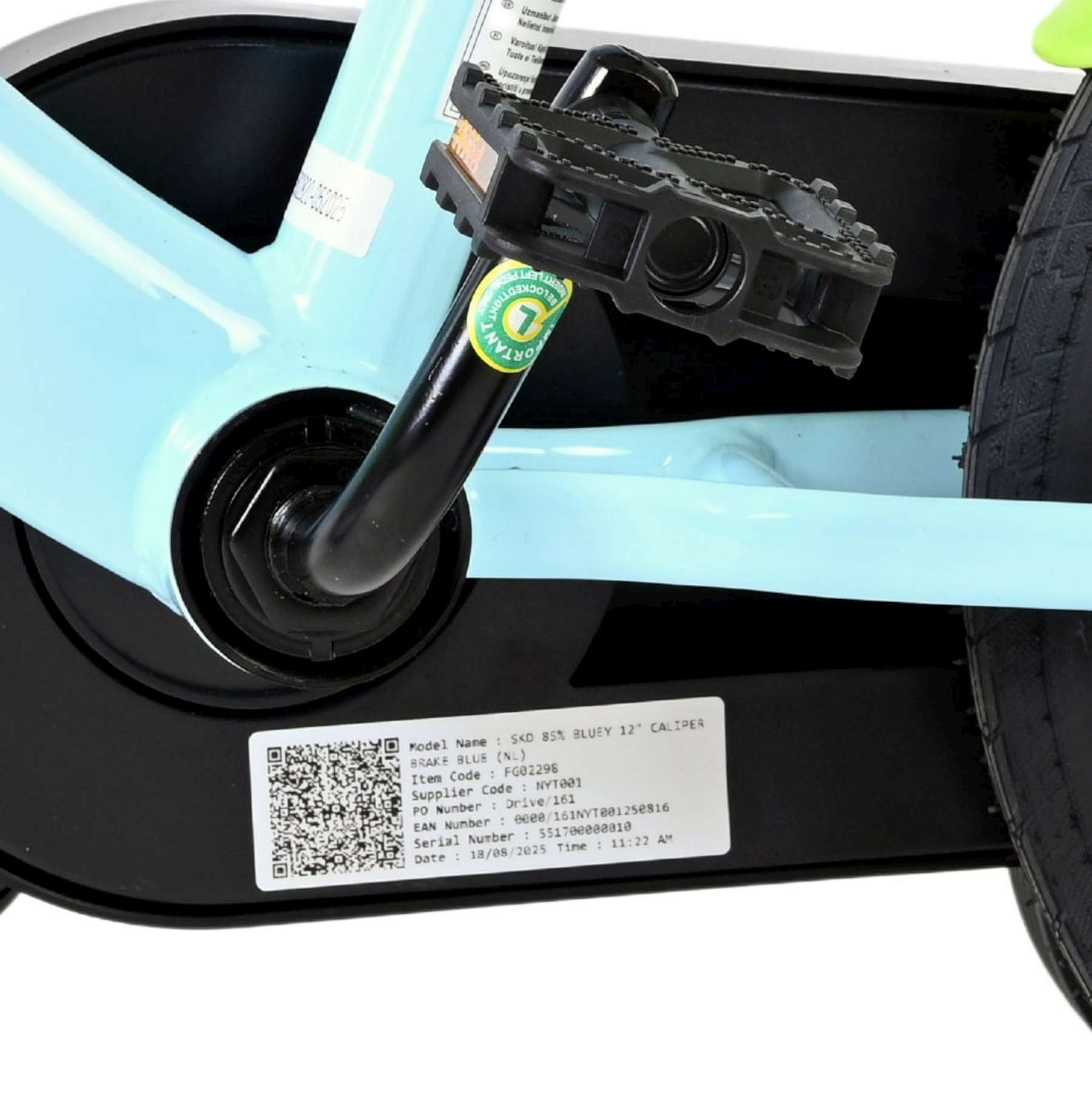 Nahaufnahme eines Fahrradpedals mit Aufkleber und Beschriftung.