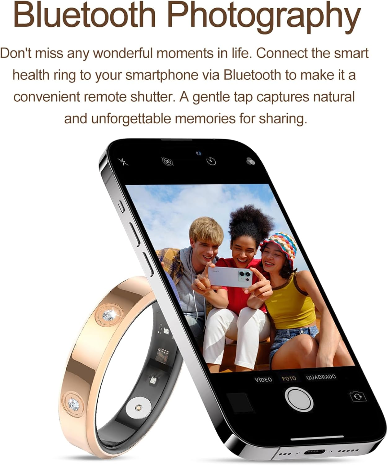 Ein goldener Ring mit Diamanten liegt neben einem Smartphone, das drei Freunde zeigt.