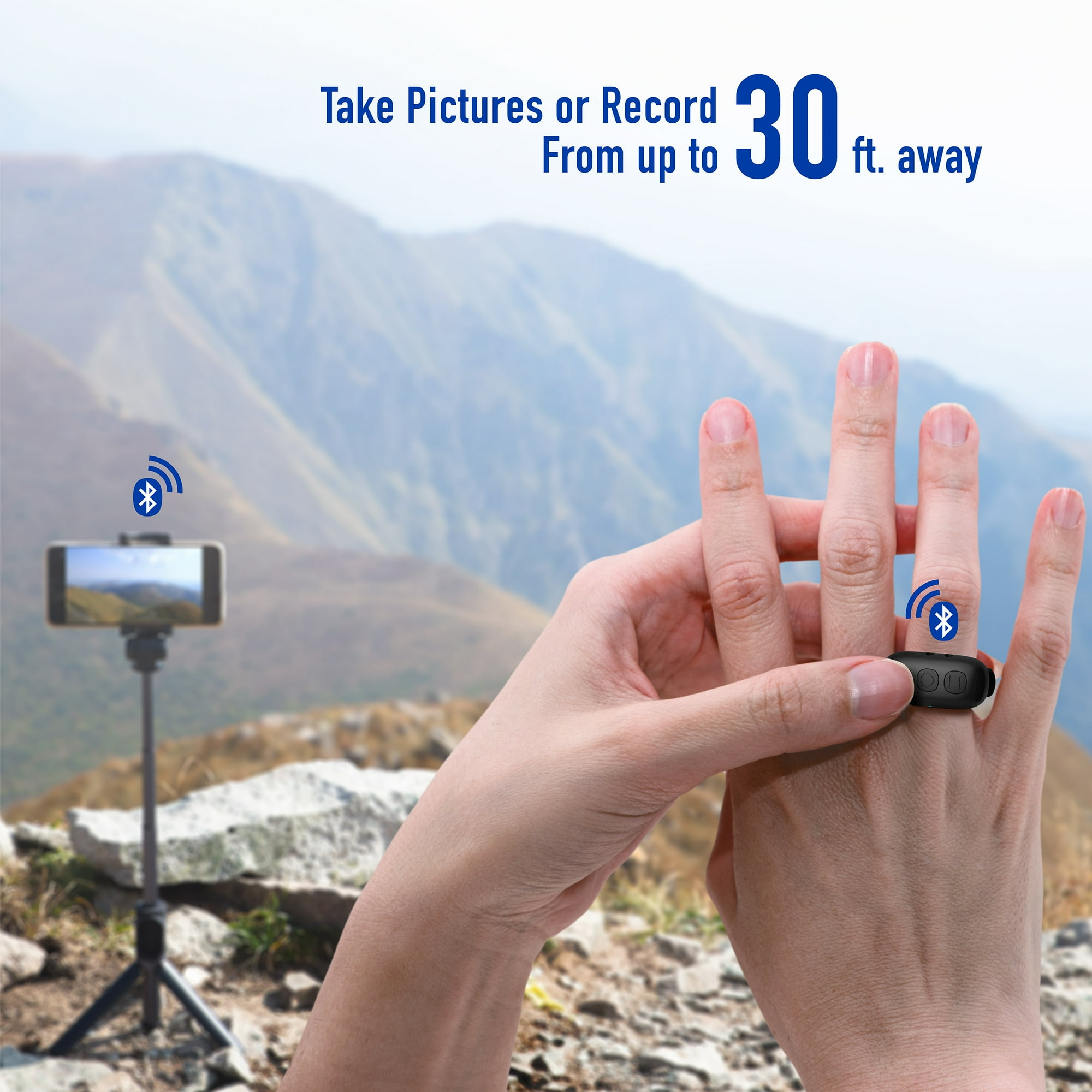 Ein Ring-Fernauslöser am Finger verbindet sich mit einem Smartphone auf einem Stativ.