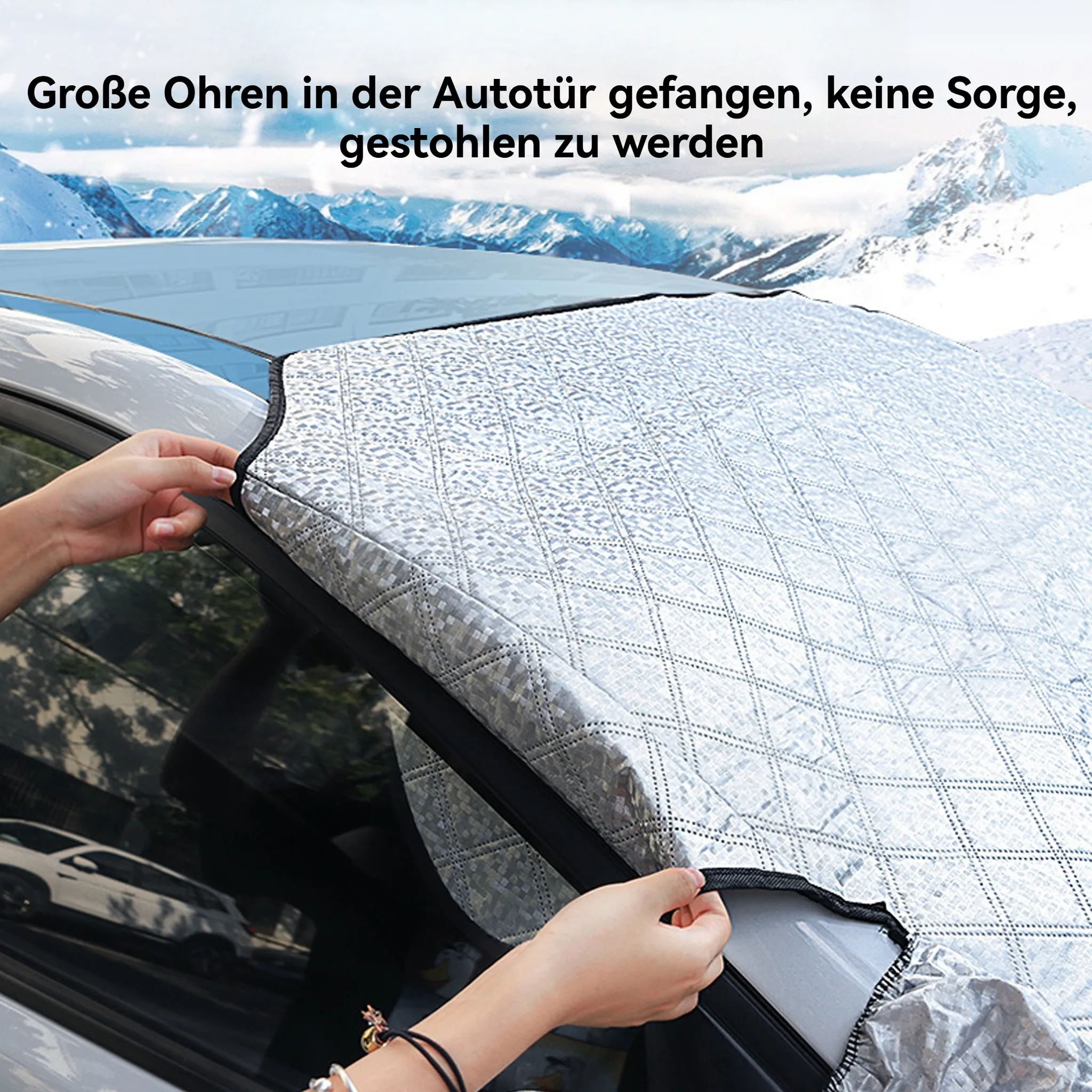 Person befestigt Autoscheibenabdeckung mit Reißverschluss an einer Autotür.