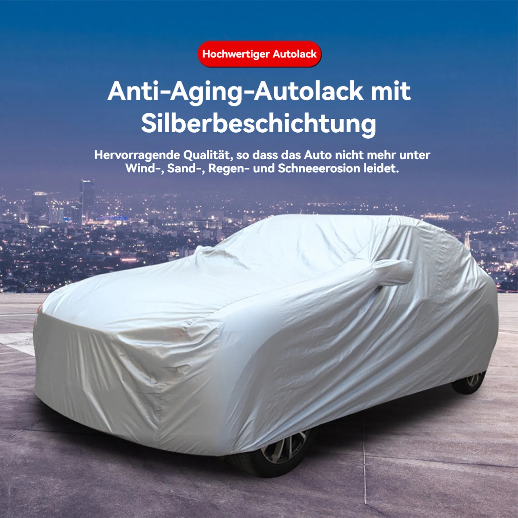 Ein Auto ist mit einer silbernen Schutzhülle bedeckt, nachts mit Stadtlichtern im Hintergrund.