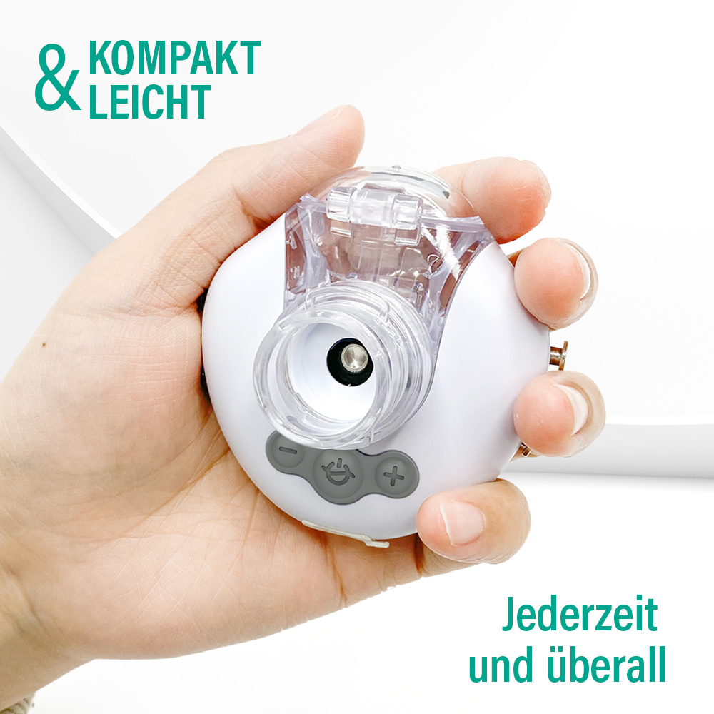 Hand hält weiße Inhalationshilfe mit transparentem Deckel, Tasten und Text.