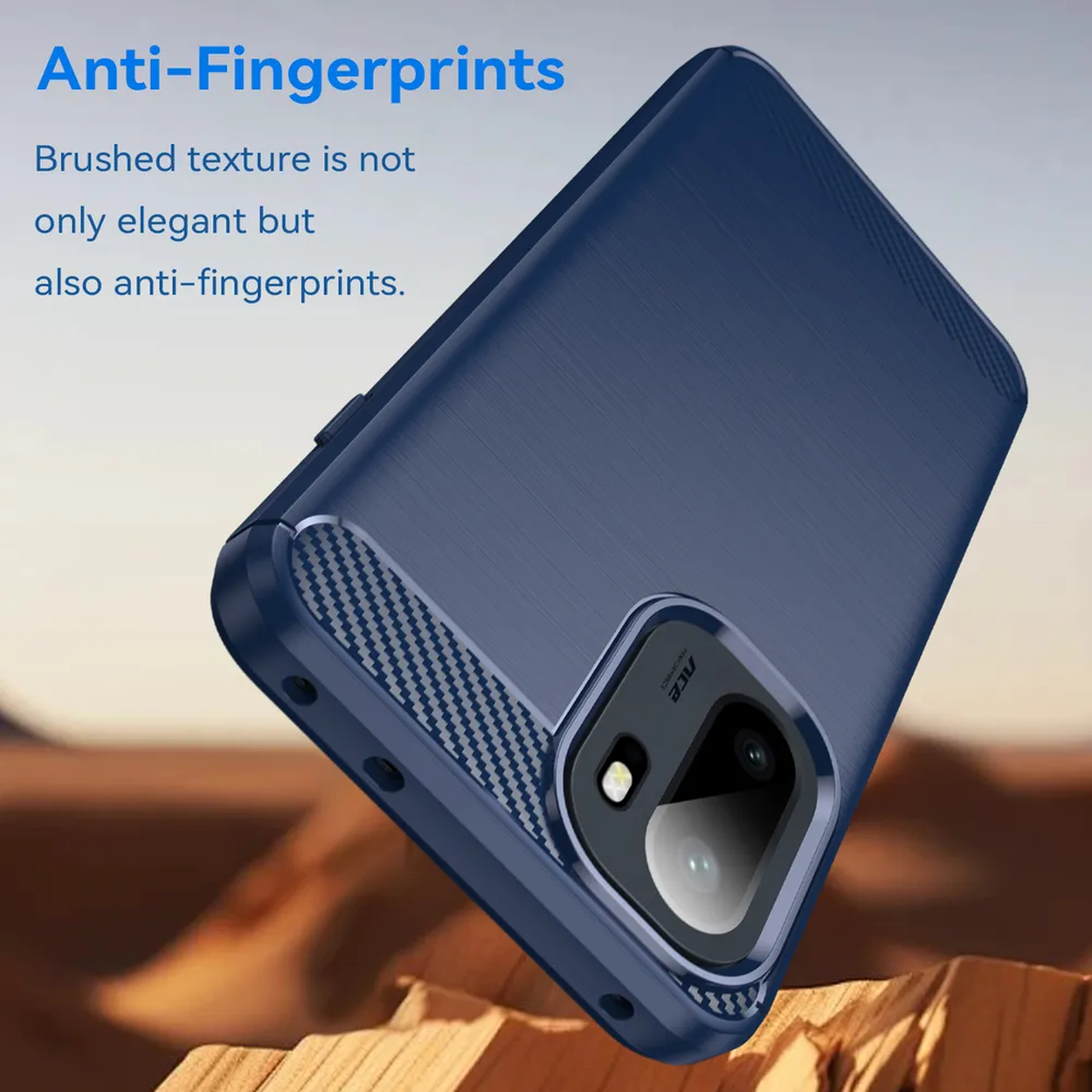 Een blauwe telefoonhoes met geborstelde textuur rust op hout.