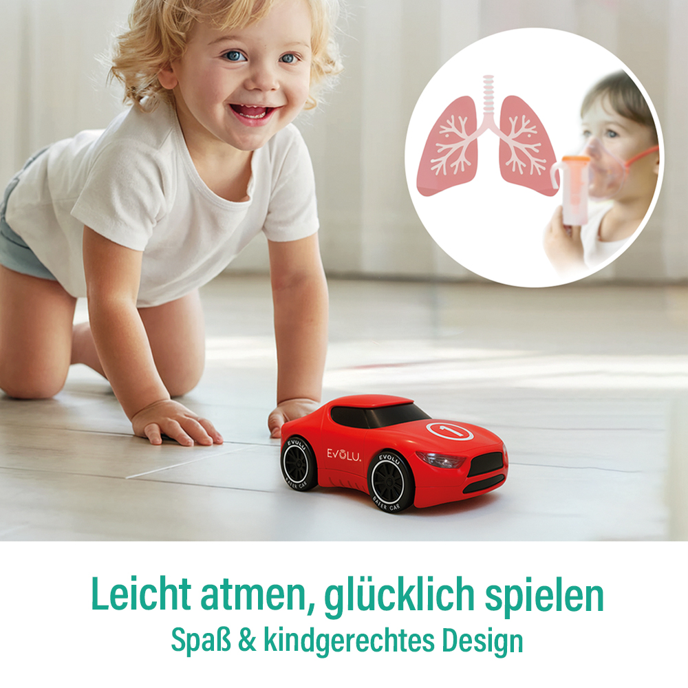 Ein Baby krabbelt auf dem Boden neben einem roten Spielzeugauto. Ein Kreis zeigt Lunge und Kind mit Inhalator.