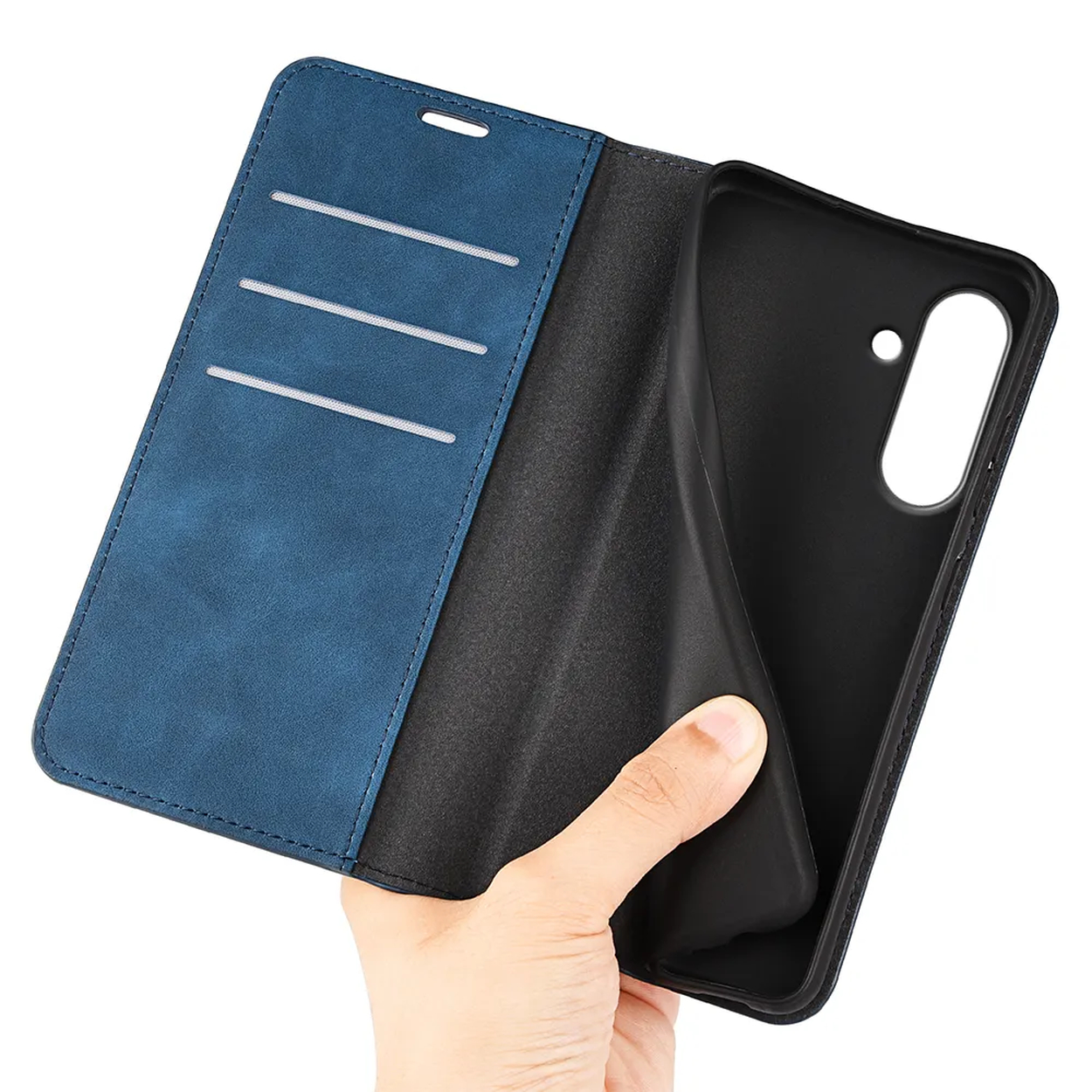 Étui de téléphone bleu avec fentes pour cartes, tenu par une main.