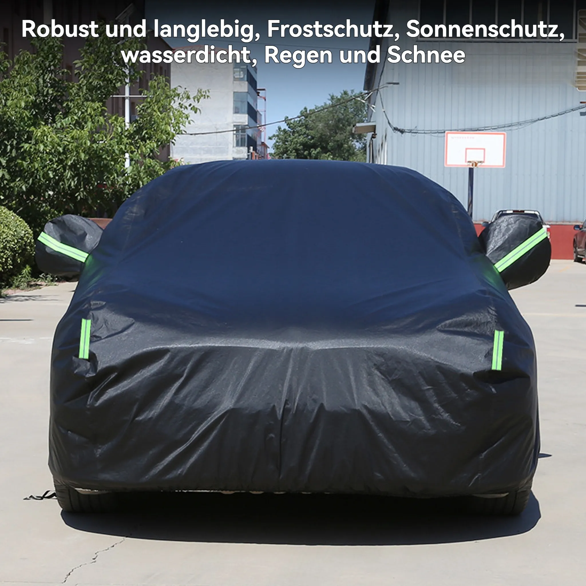 Ein schwarzer Autoüberzug mit grünen Streifen ist über einem Auto angebracht.