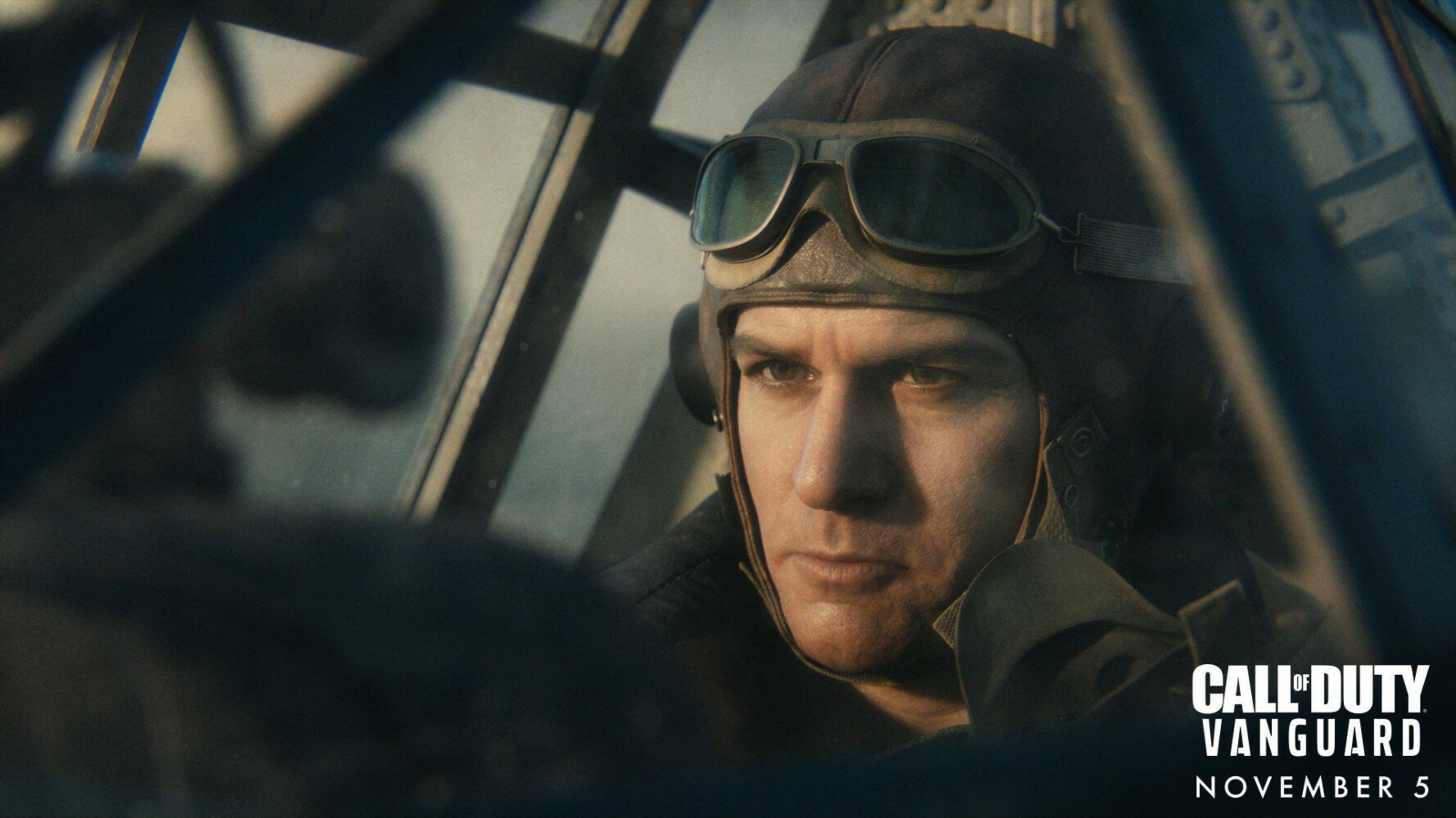 Pilot w kabinie samolotu nosi czapkę i gogle lotnicze.