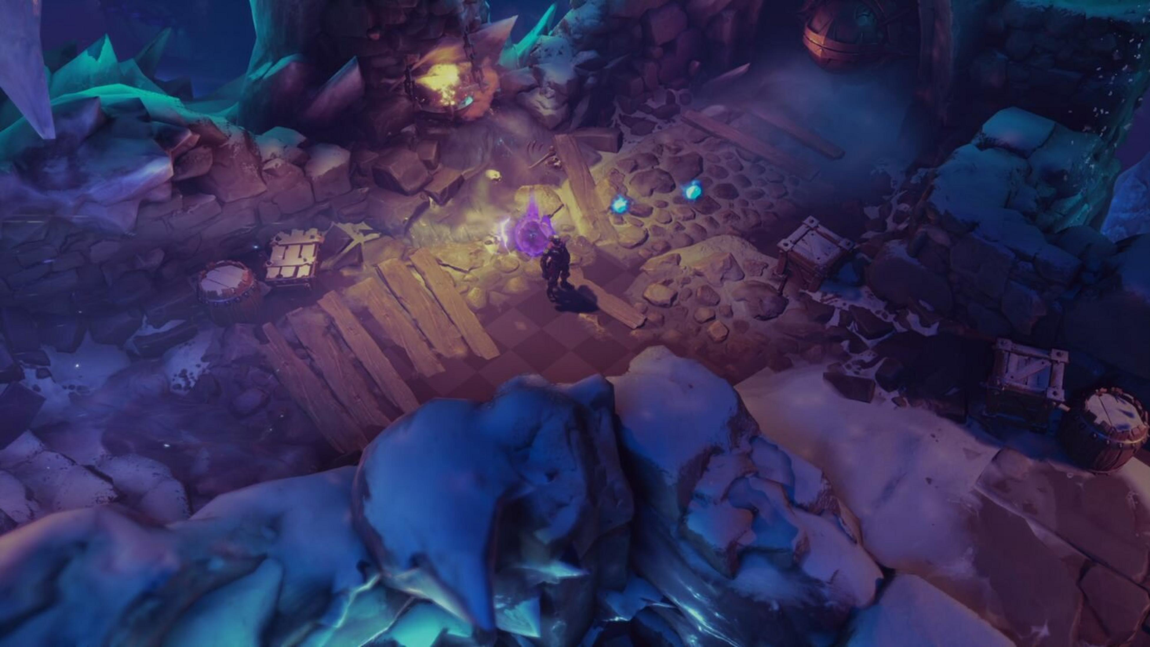 Mroczna postać stoi przed ogniem w lodowej jaskini ze skrzyniami i niebieskimi światłami.