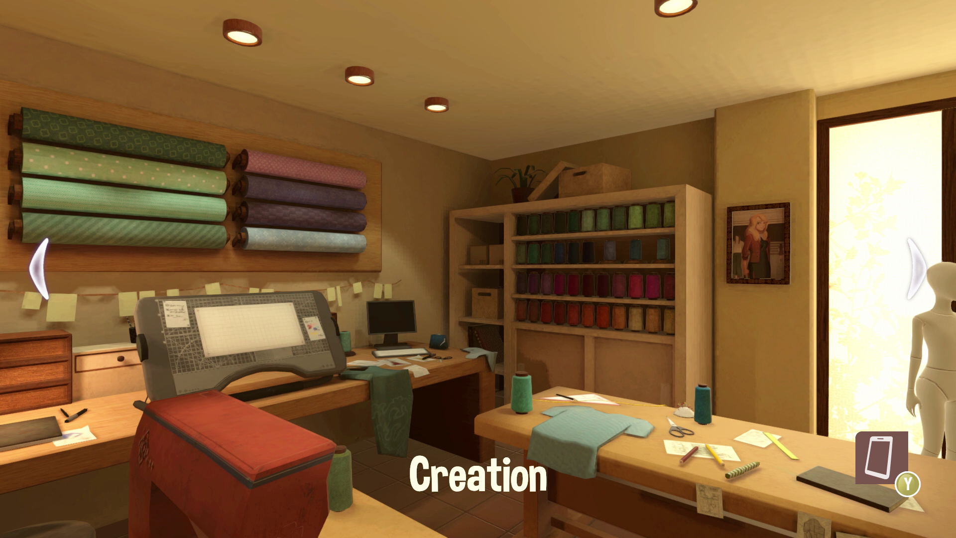 Studio krawieckie z rolkami materiału, nićmi, maszyną do szycia i szkicem manekina.